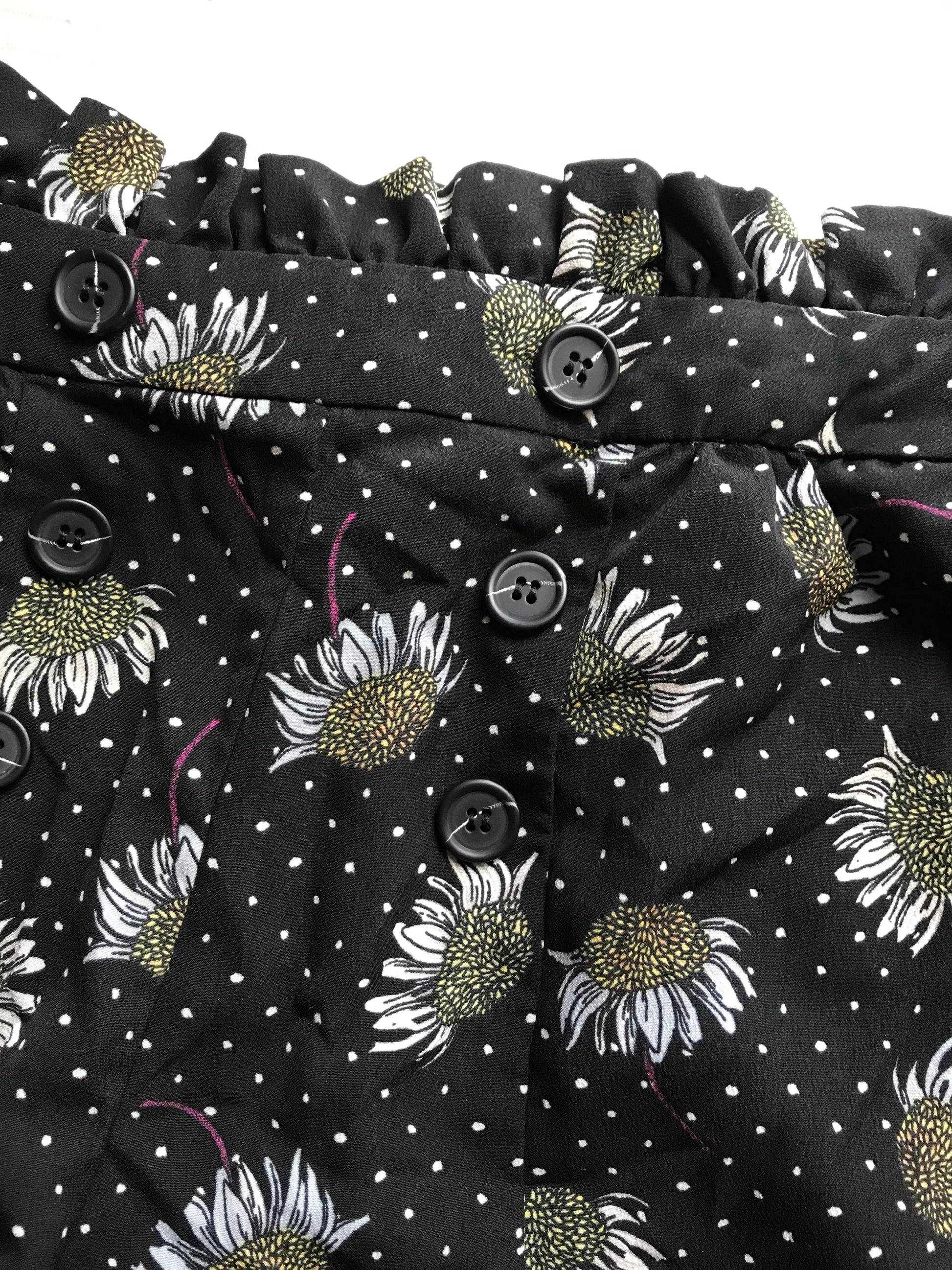 TopShop (UK) Sunflower Ruffle Waist Shorts w Button Detail - XS/S