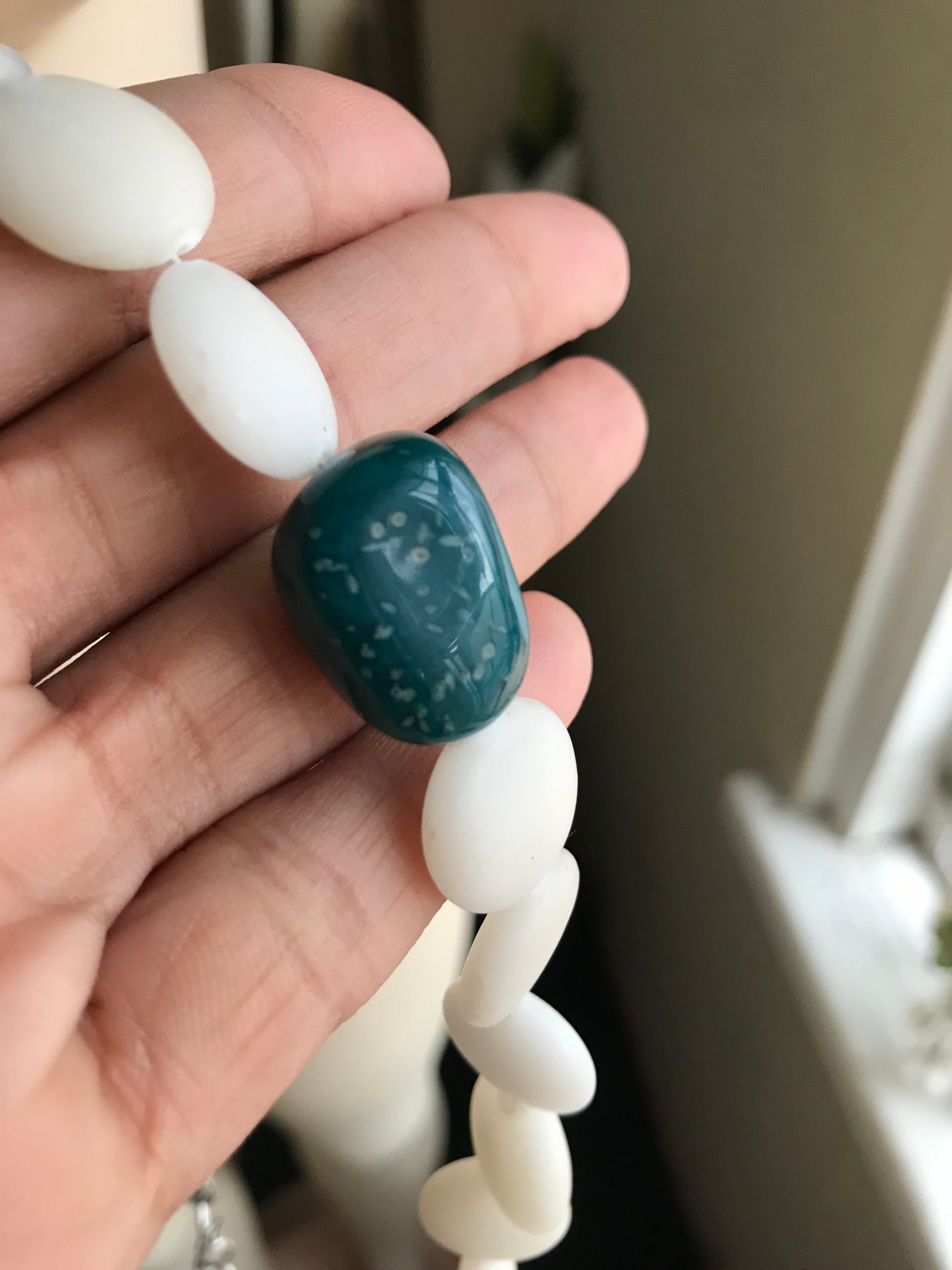 white short stone necklace ***