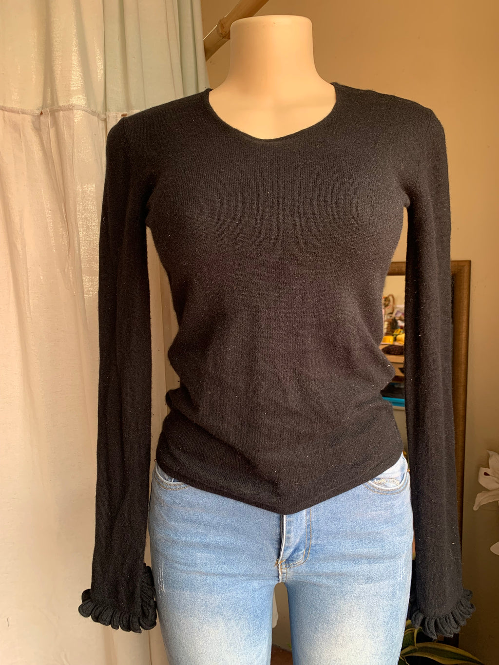 Black cashmere sweater with ruffle details on sleeves … s/m