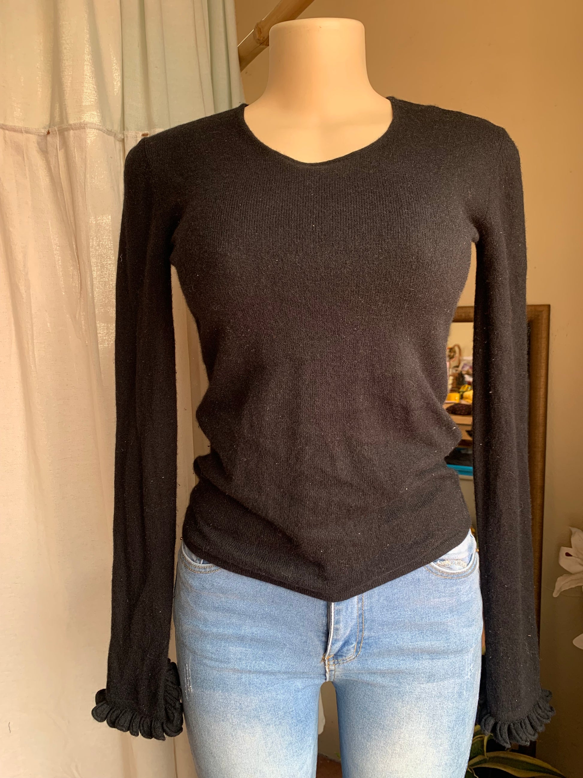 Black cashmere sweater with ruffle details on sleeves … s/m