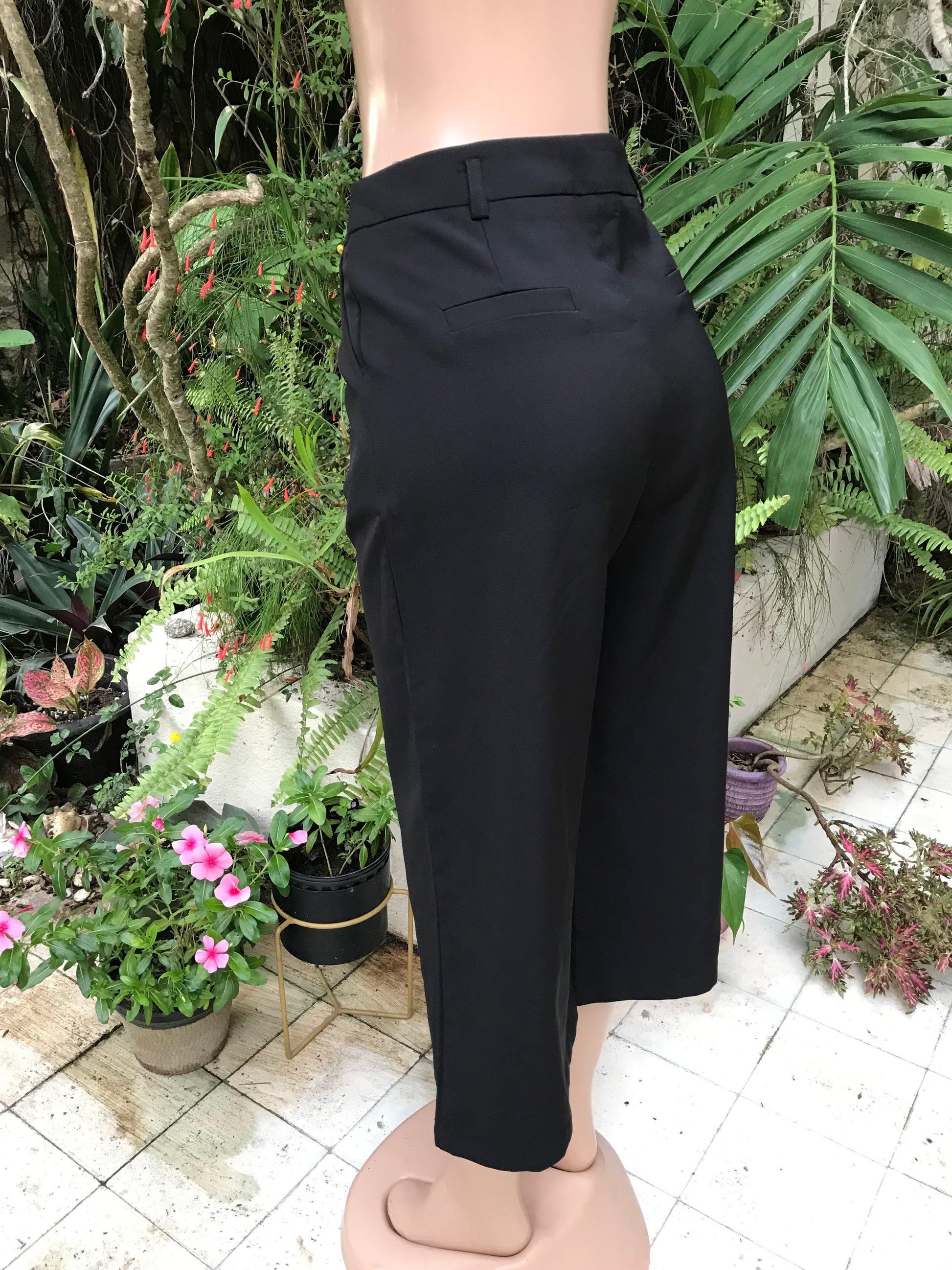 Black wide leg 3/4 trousers ::: M