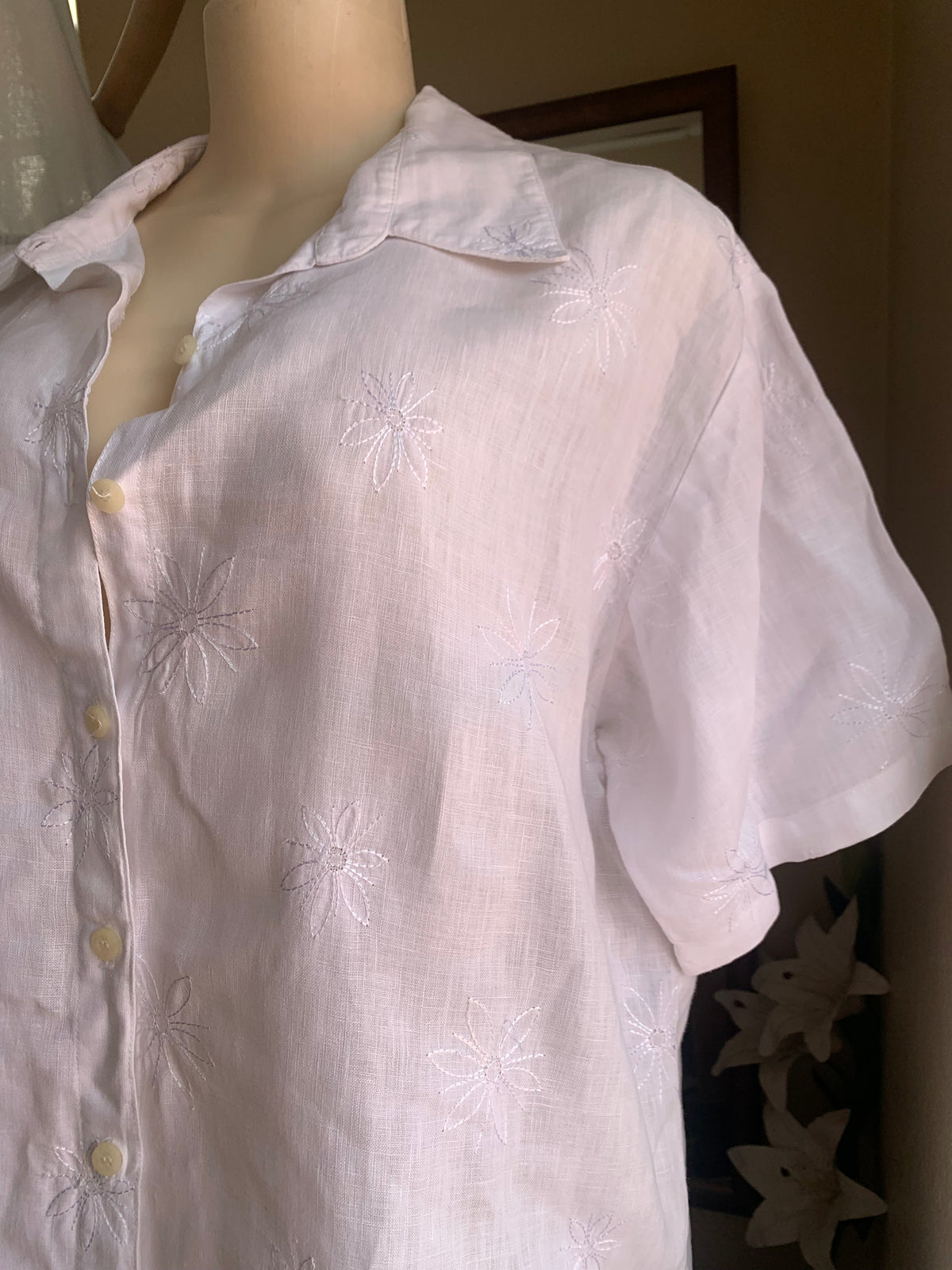 White Linen button up short sleeve shirt with floral embroidery … /XL,,,