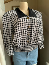 Load image into Gallery viewer, Vintage Houndstooth B+W blazer blzouse with shoulder pads … M ^^^
