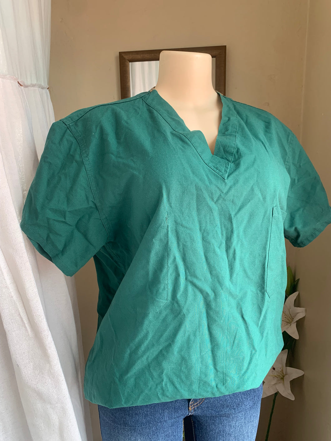 Green scrubs top … M