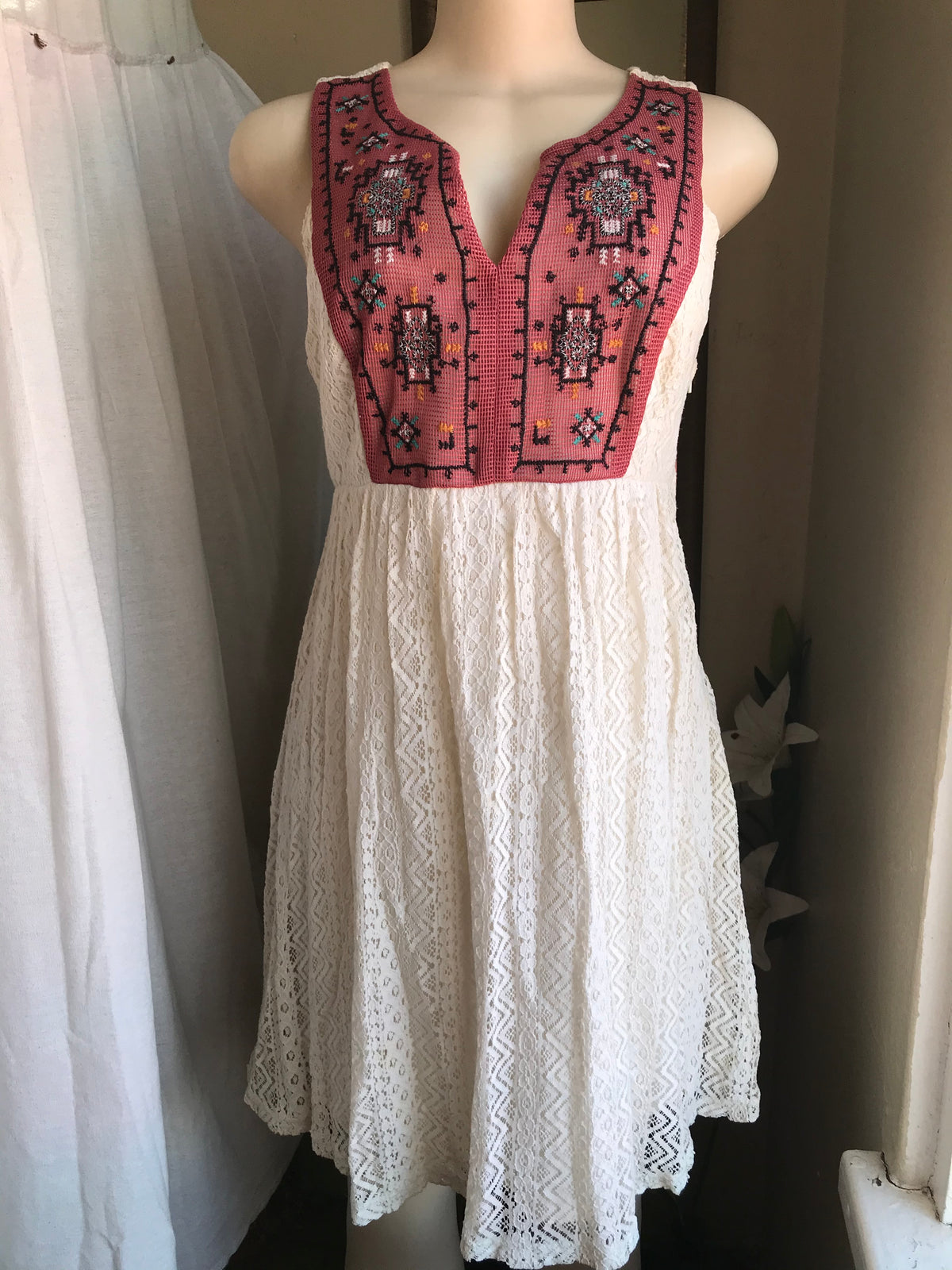 Sleeveless white/cream dress with tribal embroidery top M