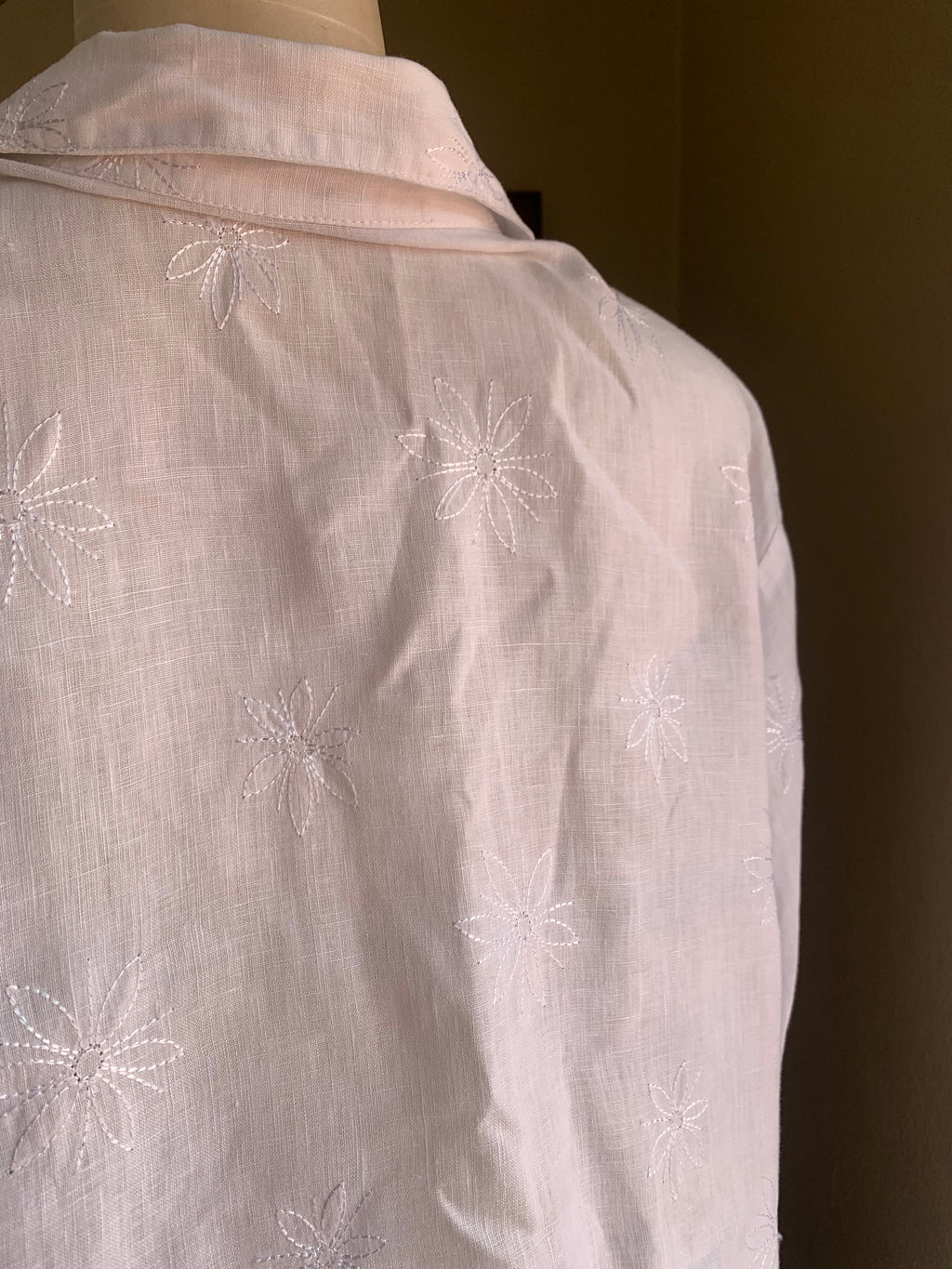 White Linen button up short sleeve shirt with floral embroidery … /XL,,,