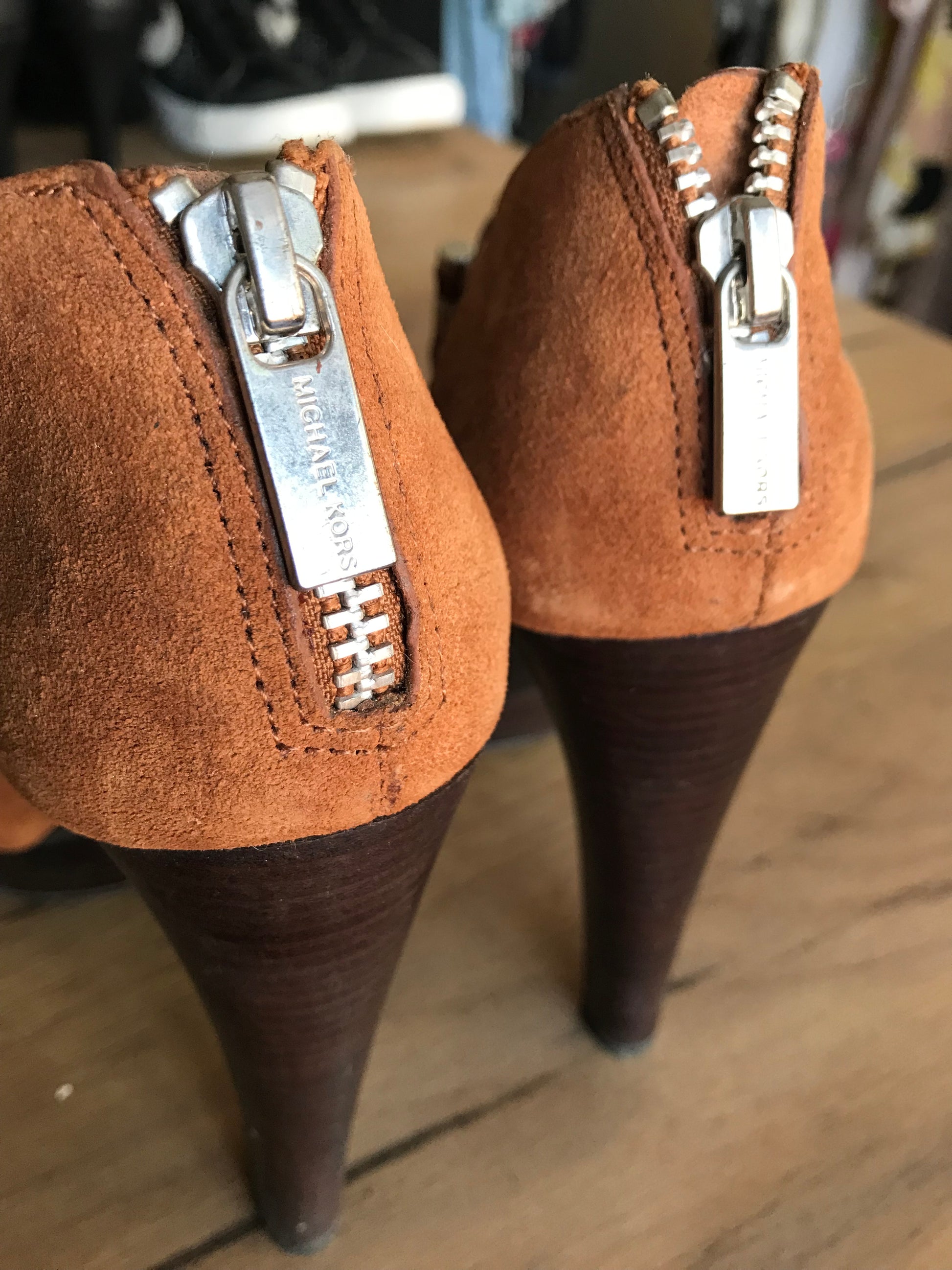 Michael Kors brown  Leather heals metal det /// size 6