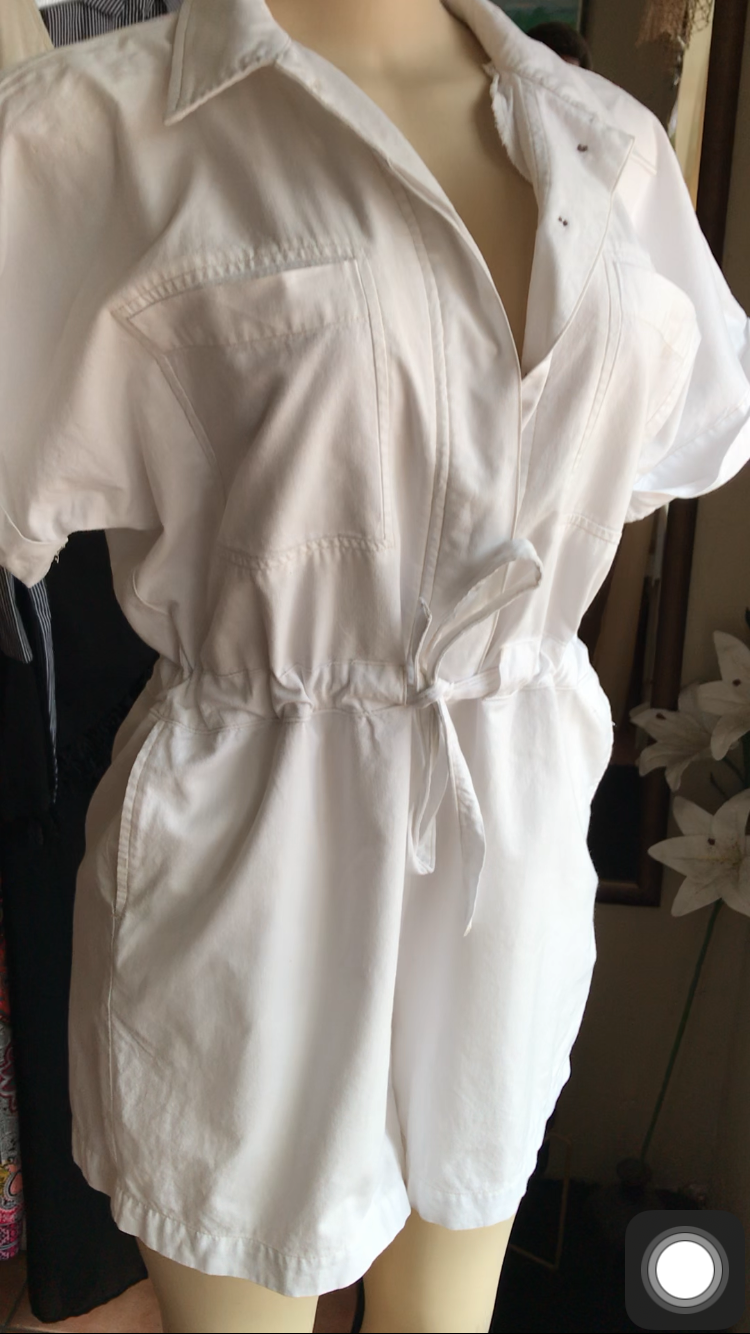 White cotton romper with Pockets and conceal buttons ~~~ M -L,,,