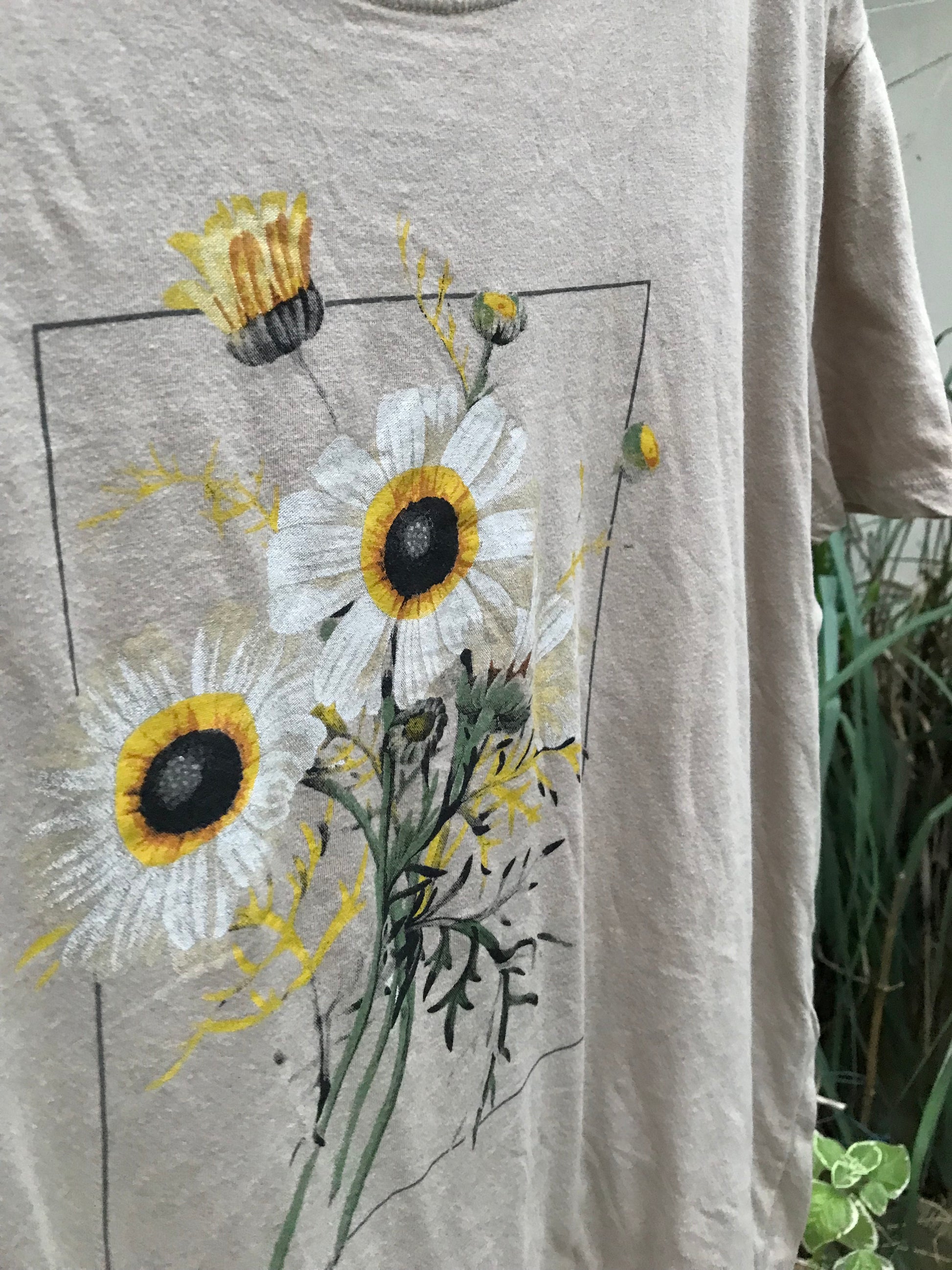Eggshell wild daisy tee minimalist ;;; cotton ... large,,, new tag