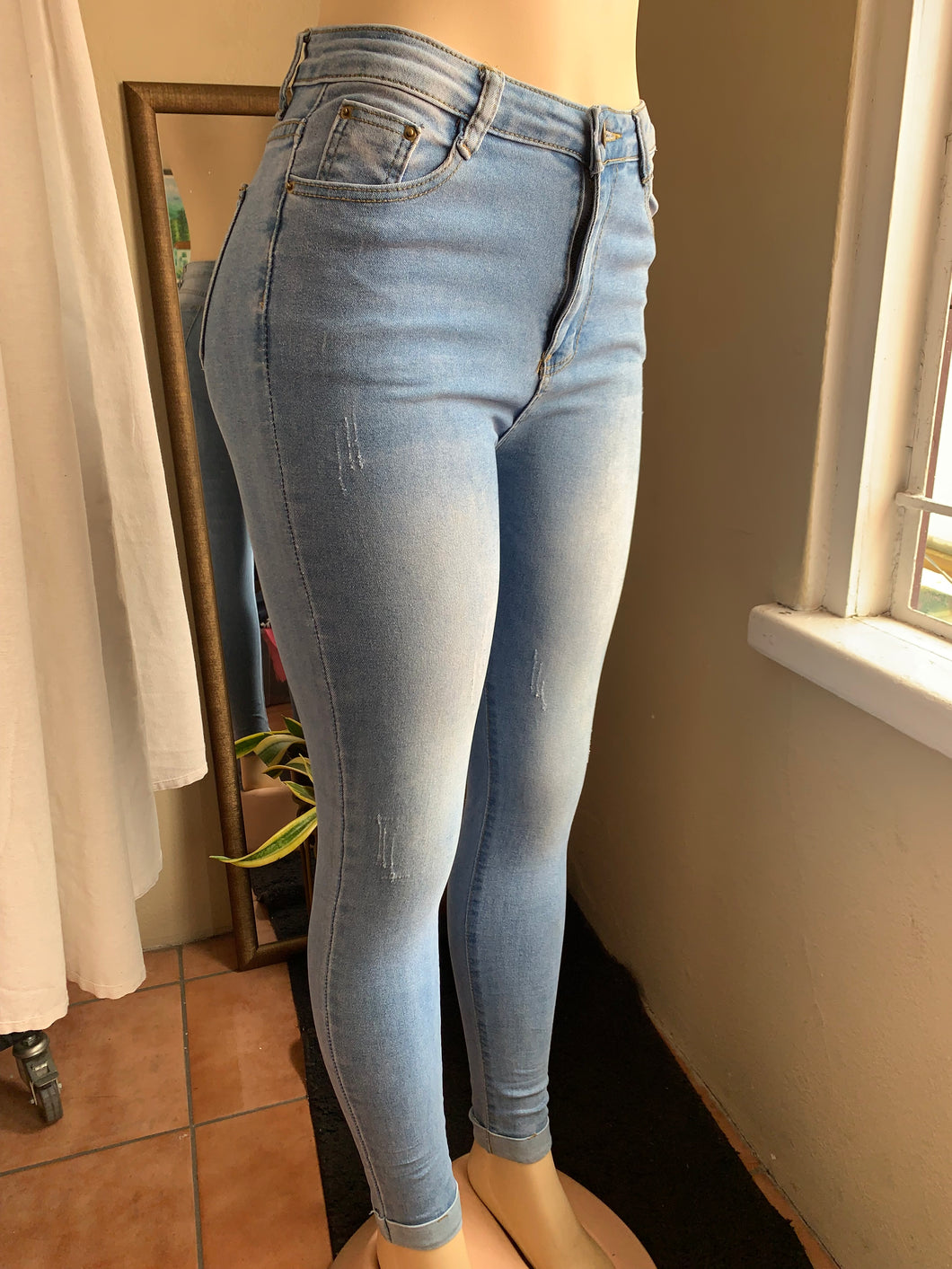 Light wash skinny fit jeans with stretch ::: size 25