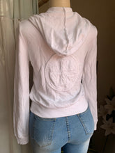 Load image into Gallery viewer, Tory Burch white sweater with gold details (slightly damaged) &gt;&gt;&gt; xs
