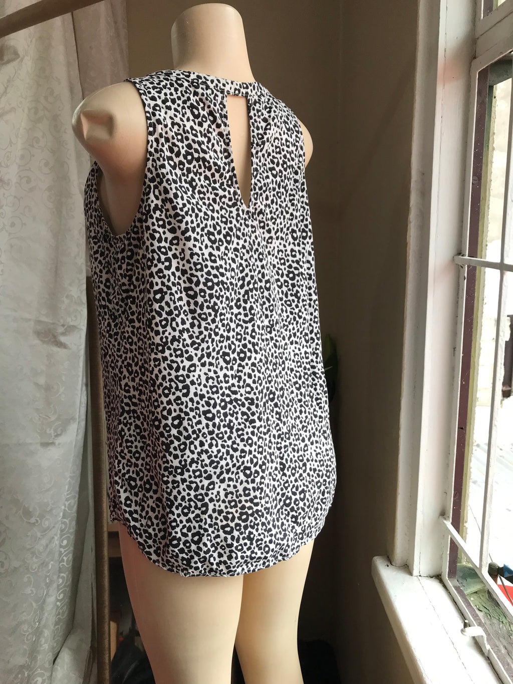 B&w Cheetah keyhole back blouse