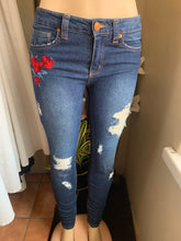 Load image into Gallery viewer, Rose detail dark wash skinny jeans with stretch says size 7 :::
