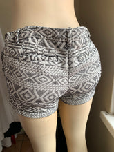 Load image into Gallery viewer, Tailored tribal print shorts s
