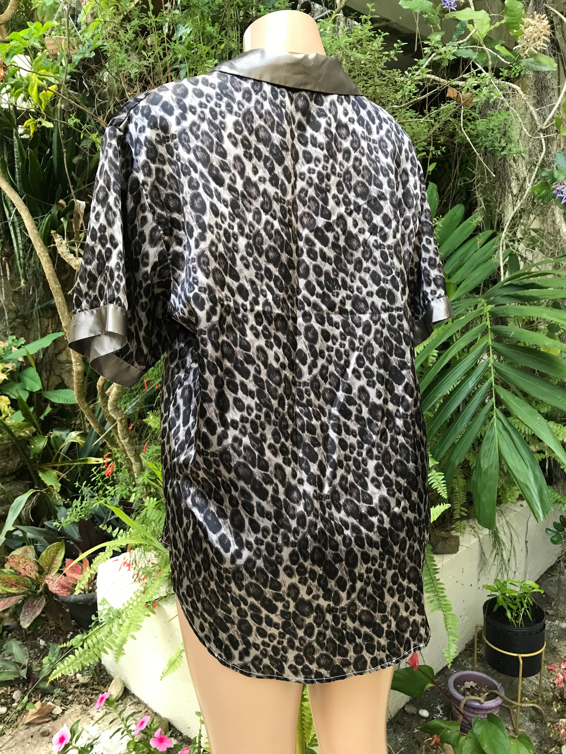 Retro Grey Cheetah Silky Pyjama Shirt ... Plus : 2X