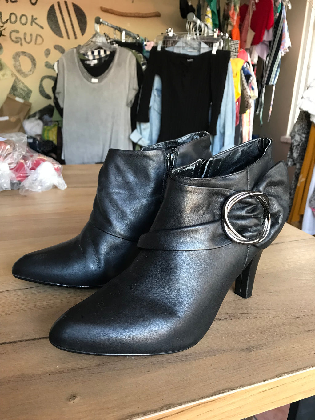 Black Leather boot with buckle size 8.5 ///