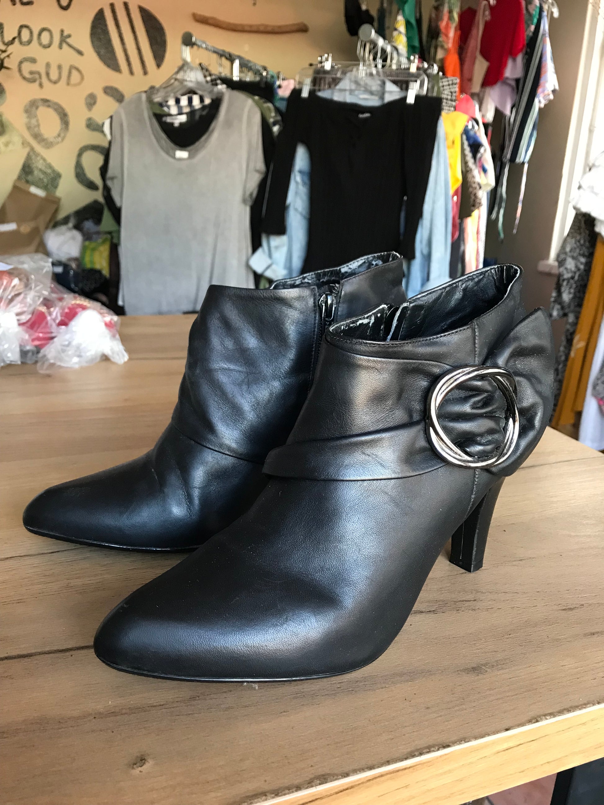 Black Leather boot with buckle size 8.5 ///