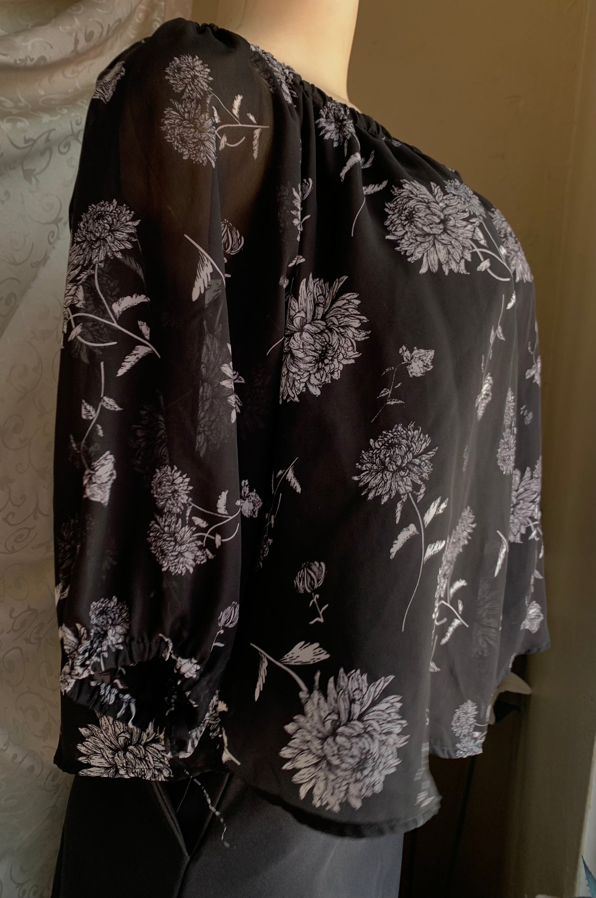 Black and white floral blouse with stretchy neckline… M