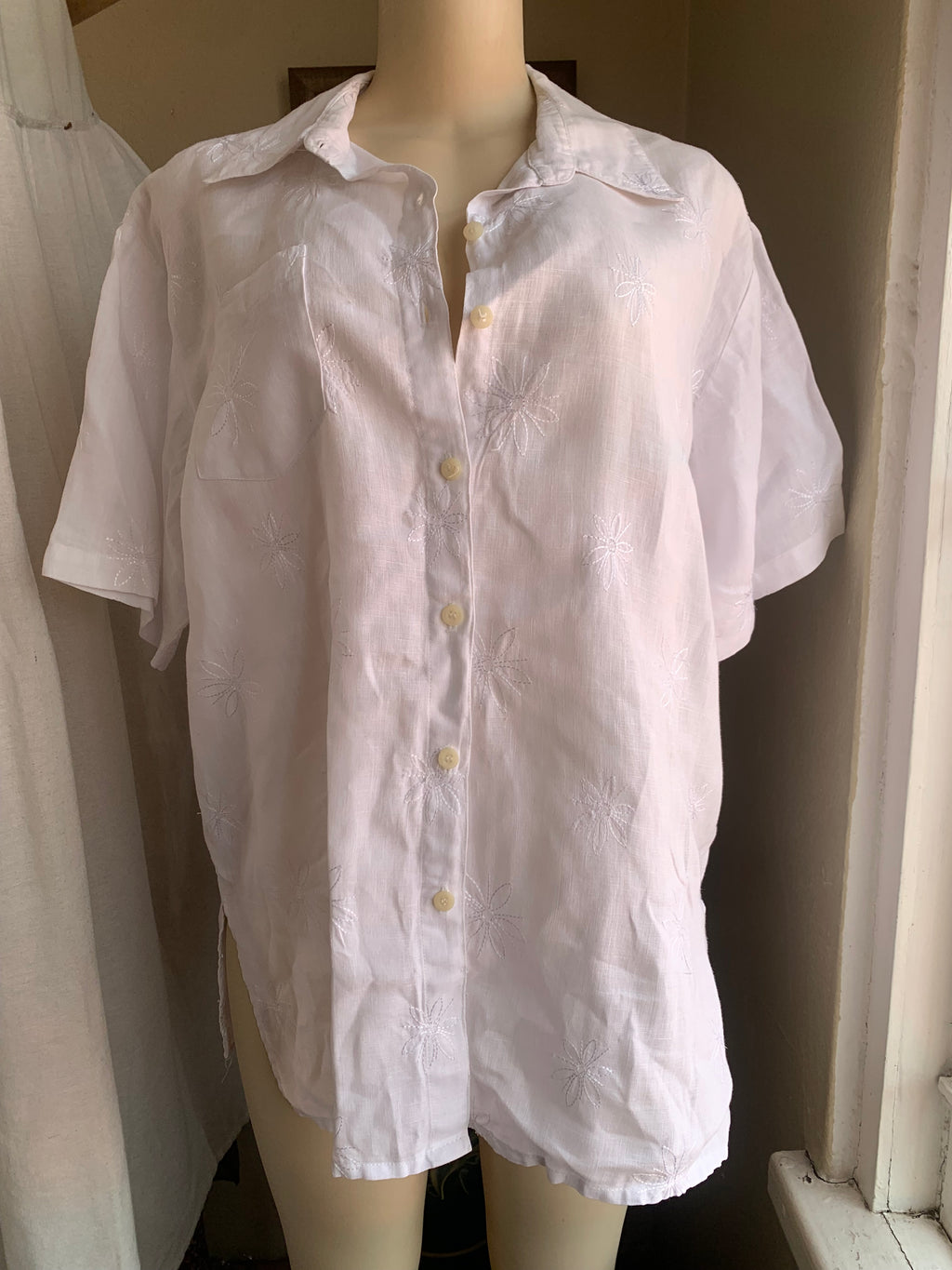White Linen button up short sleeve shirt with floral embroidery … /XL,,,