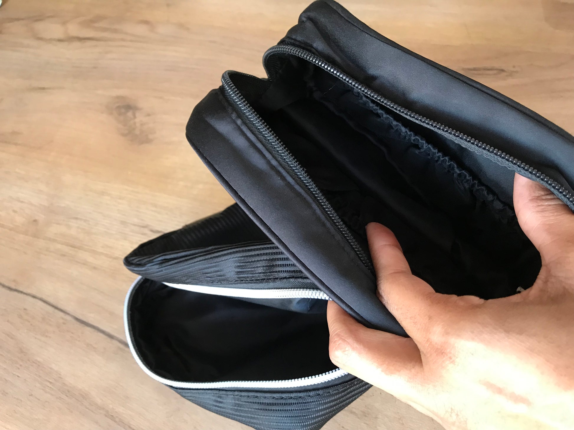 Armani mini makeup / utility pouch black : ribbed