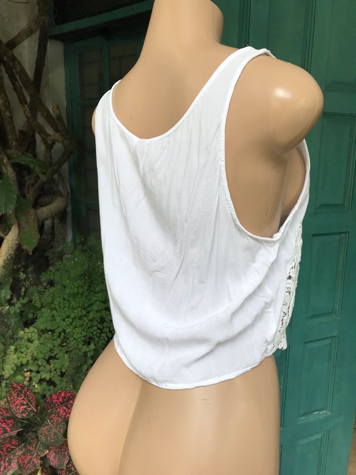 white organic sleeveless top crochet detail ... m/L ,,,