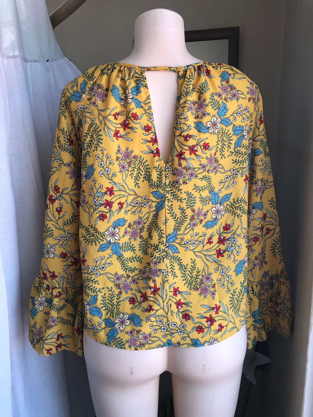 Mustard yellow floral print blouse … M