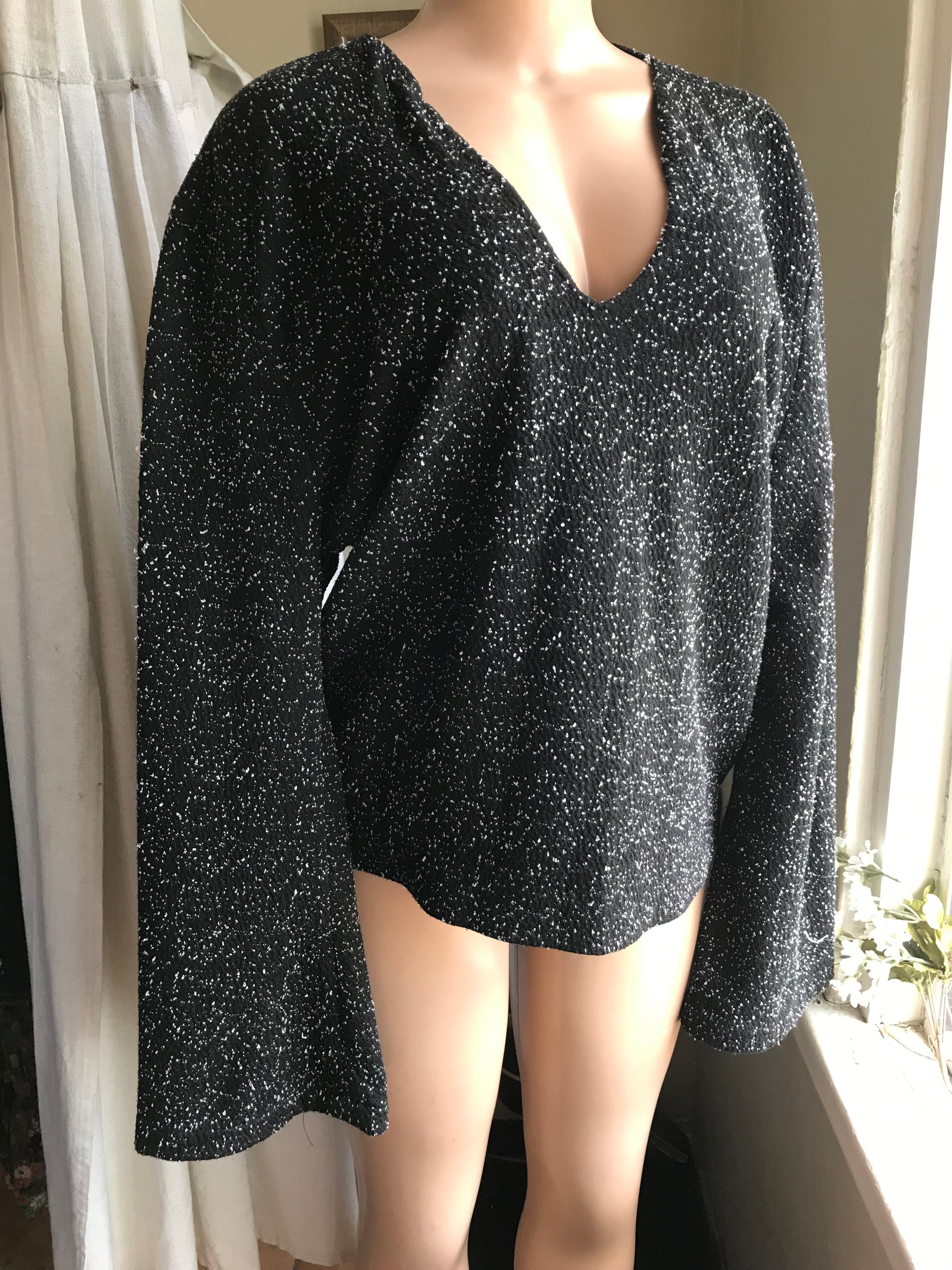 black bell sleeve spotted sweater long sleeve  ... m/L