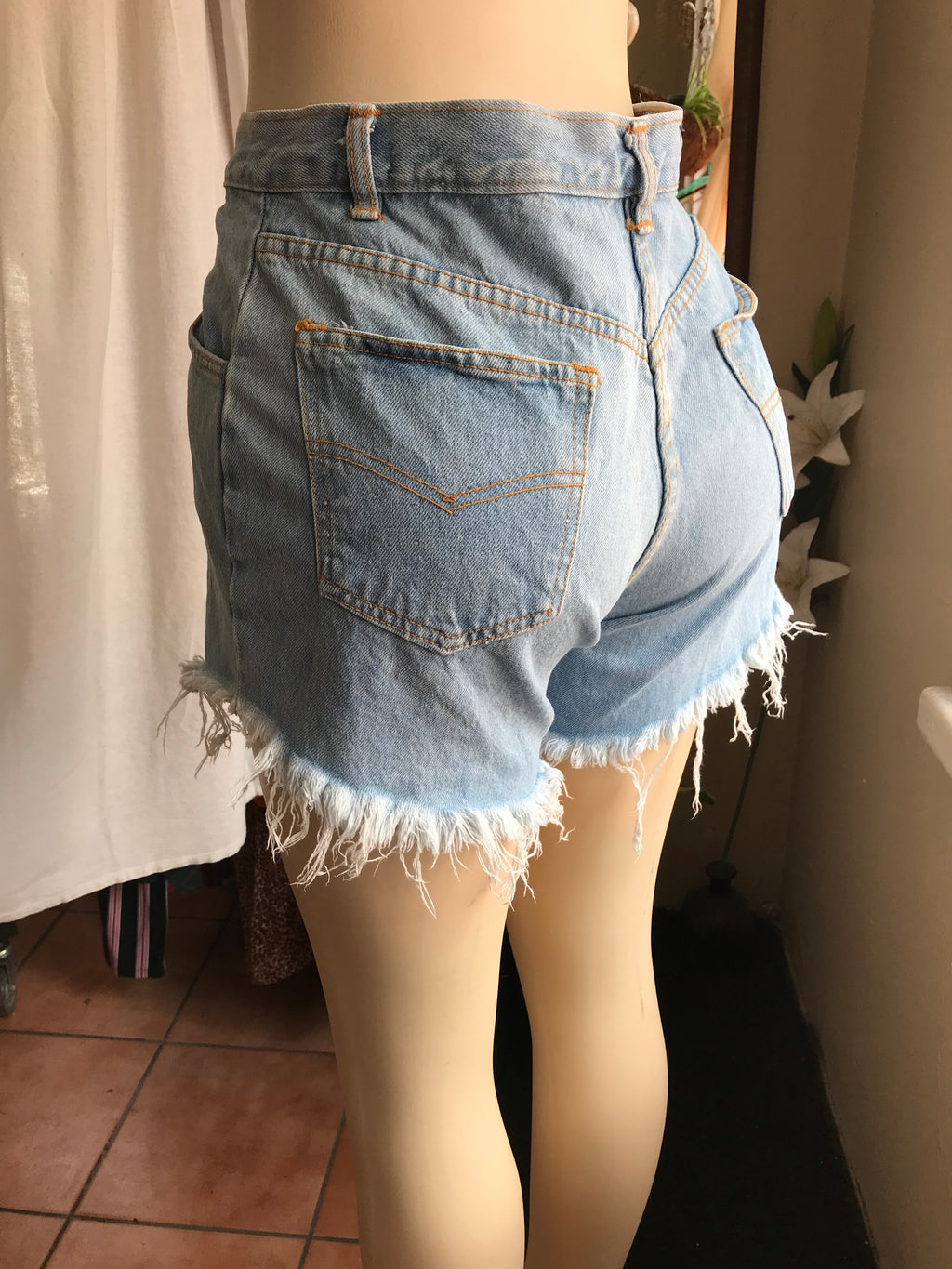 Vintage high waist light wash shorts fray edge ^^^ w27 / s
