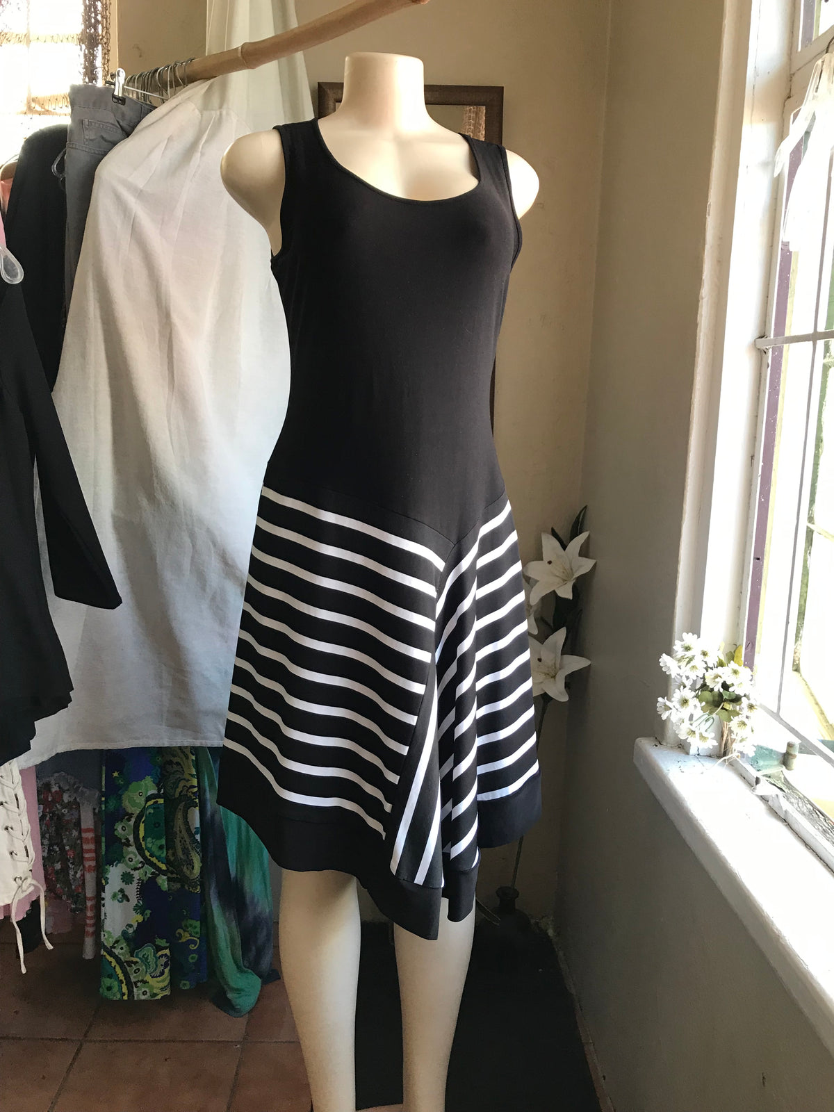 retro b&w sleeveless dress stripe bottom work/play . L