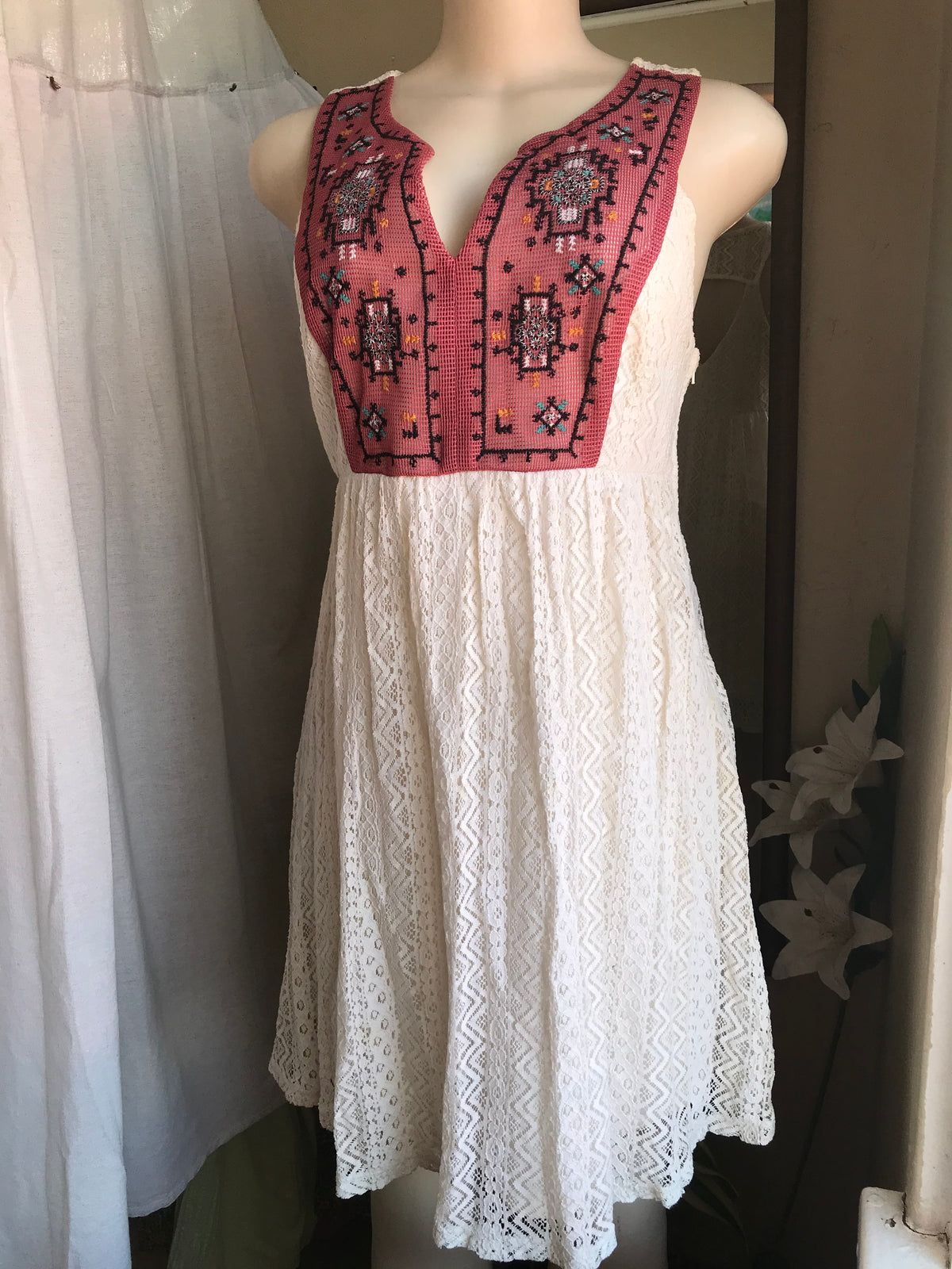 Sleeveless white/cream dress with tribal embroidery top M