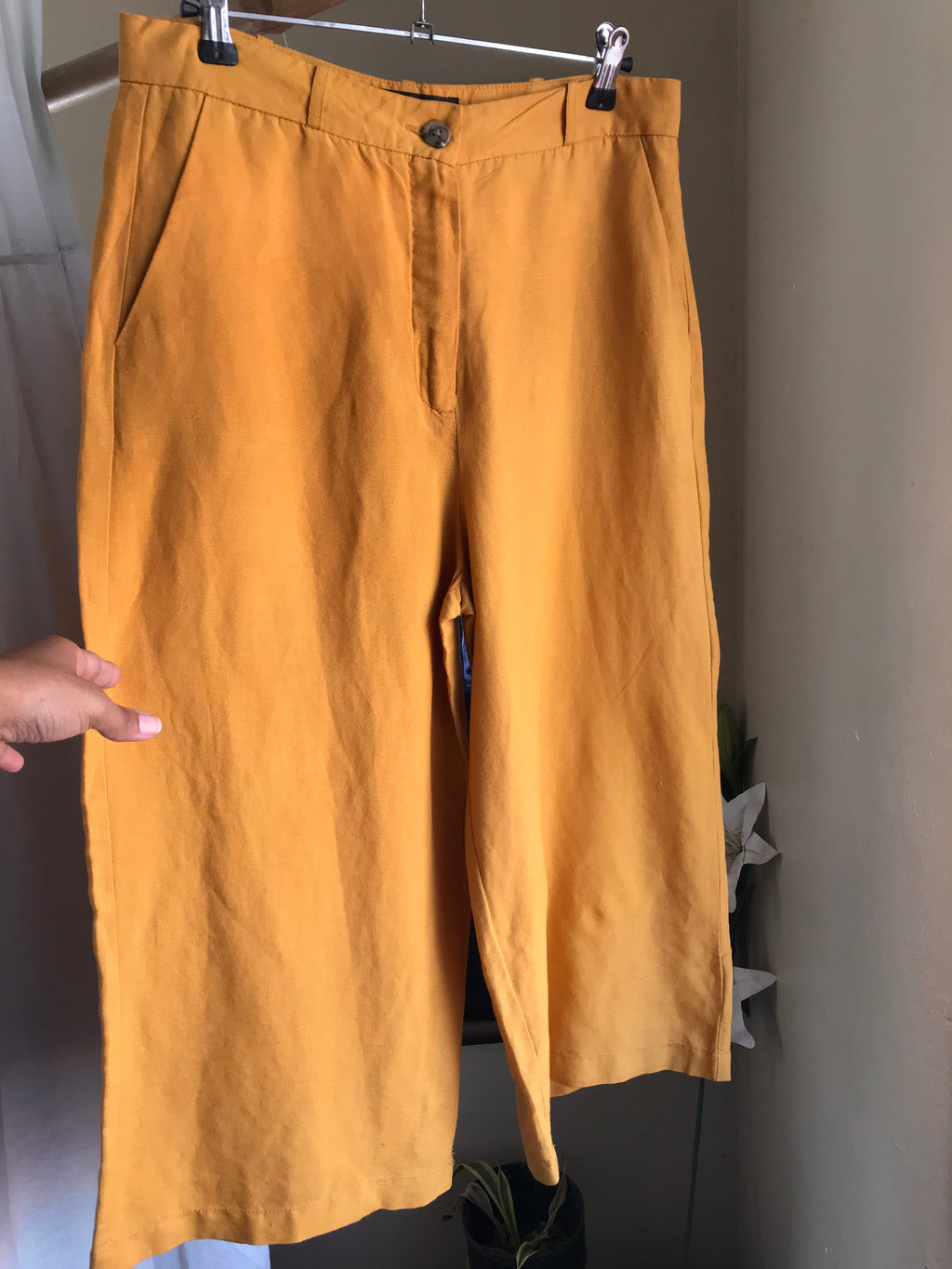 mustard wide leg 3/4 pants rayon ::: m