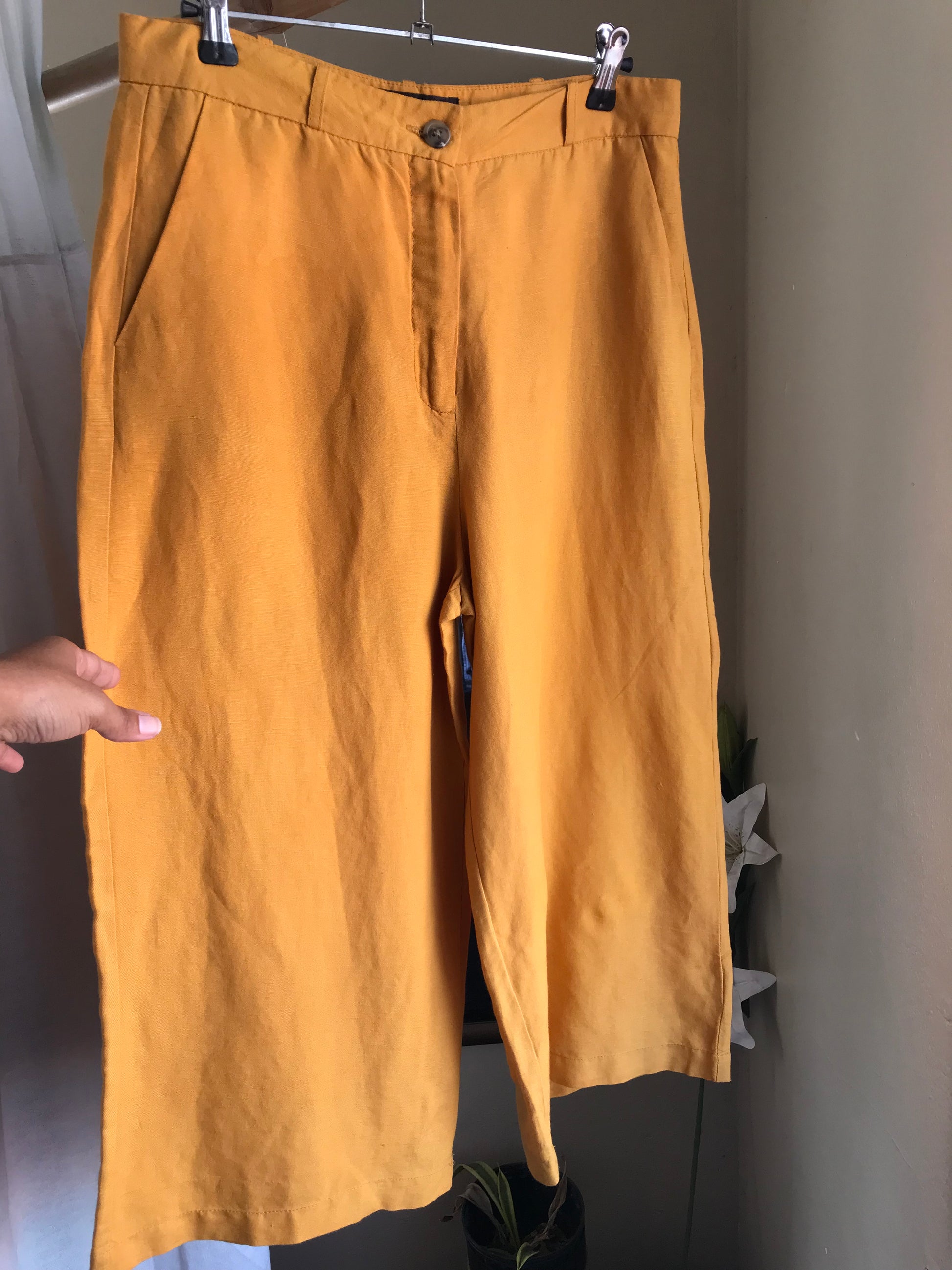 mustard wide leg 3/4 pants rayon ::: m