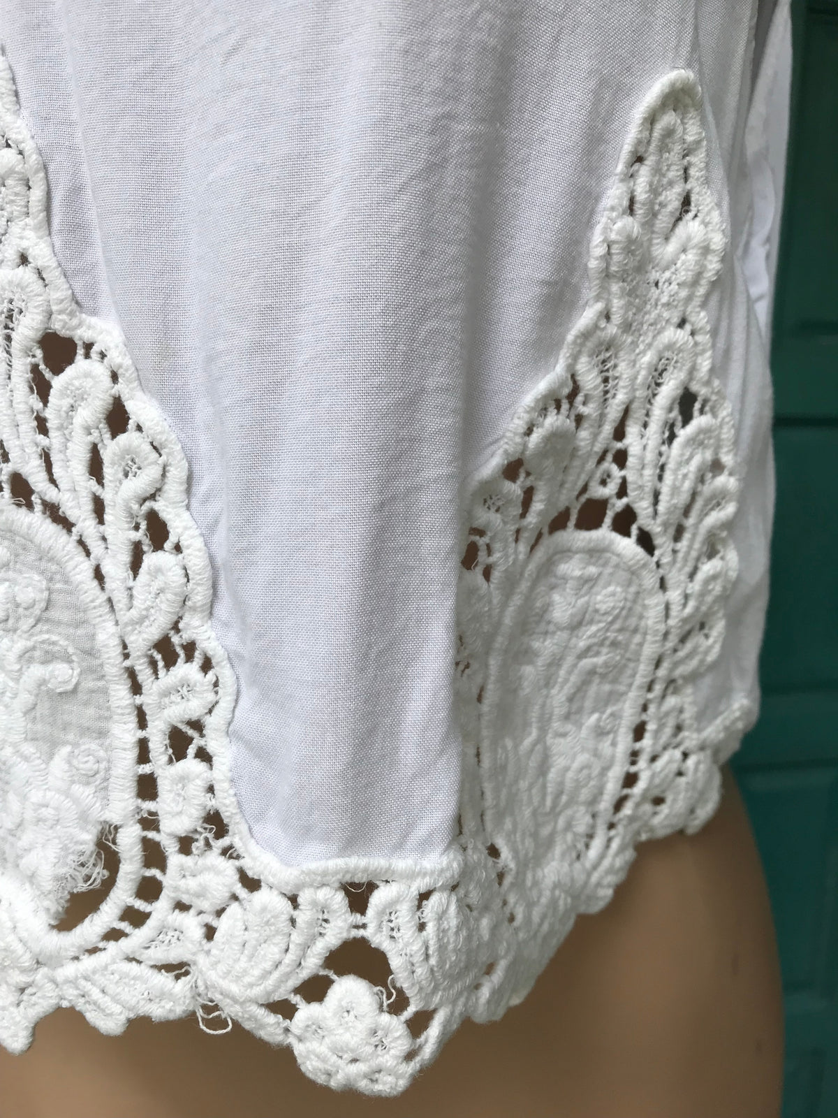 white organic sleeveless top crochet detail ... m/L ,,,
