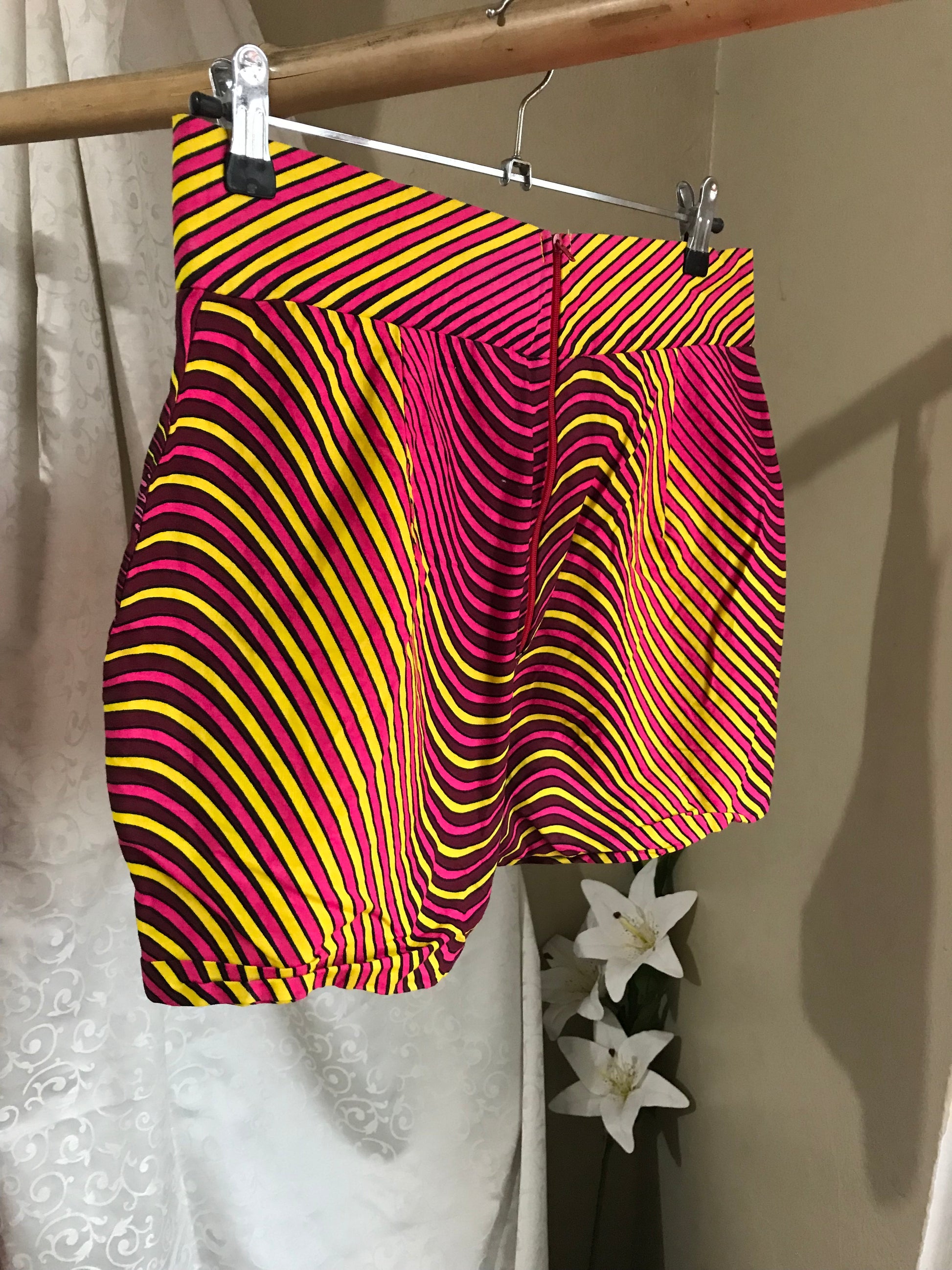 African swirl print shorts with pockets. L