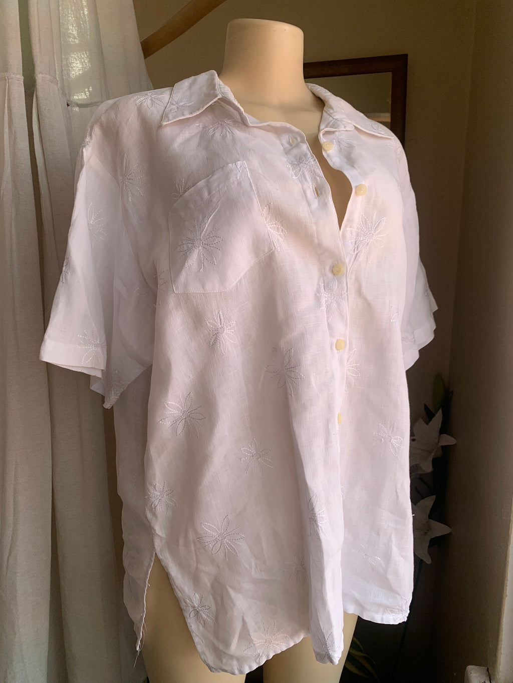 White Linen button up short sleeve shirt with floral embroidery … /XL,,,