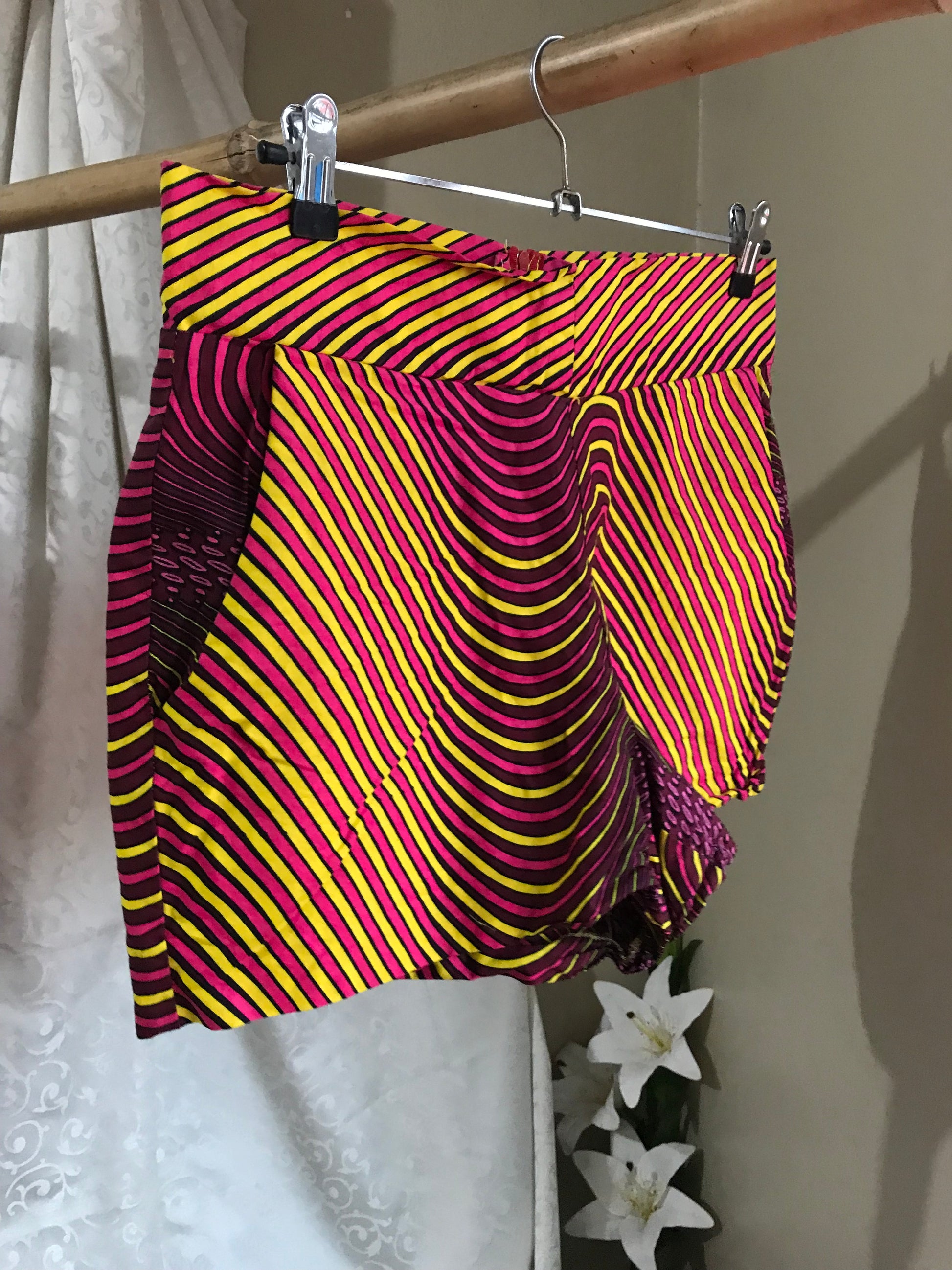 African swirl print shorts with pockets. L