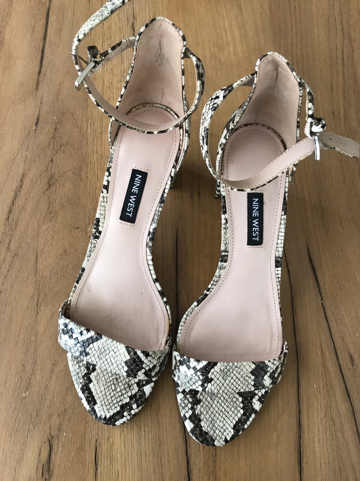 Nine West low heals snakeskin /// size 8