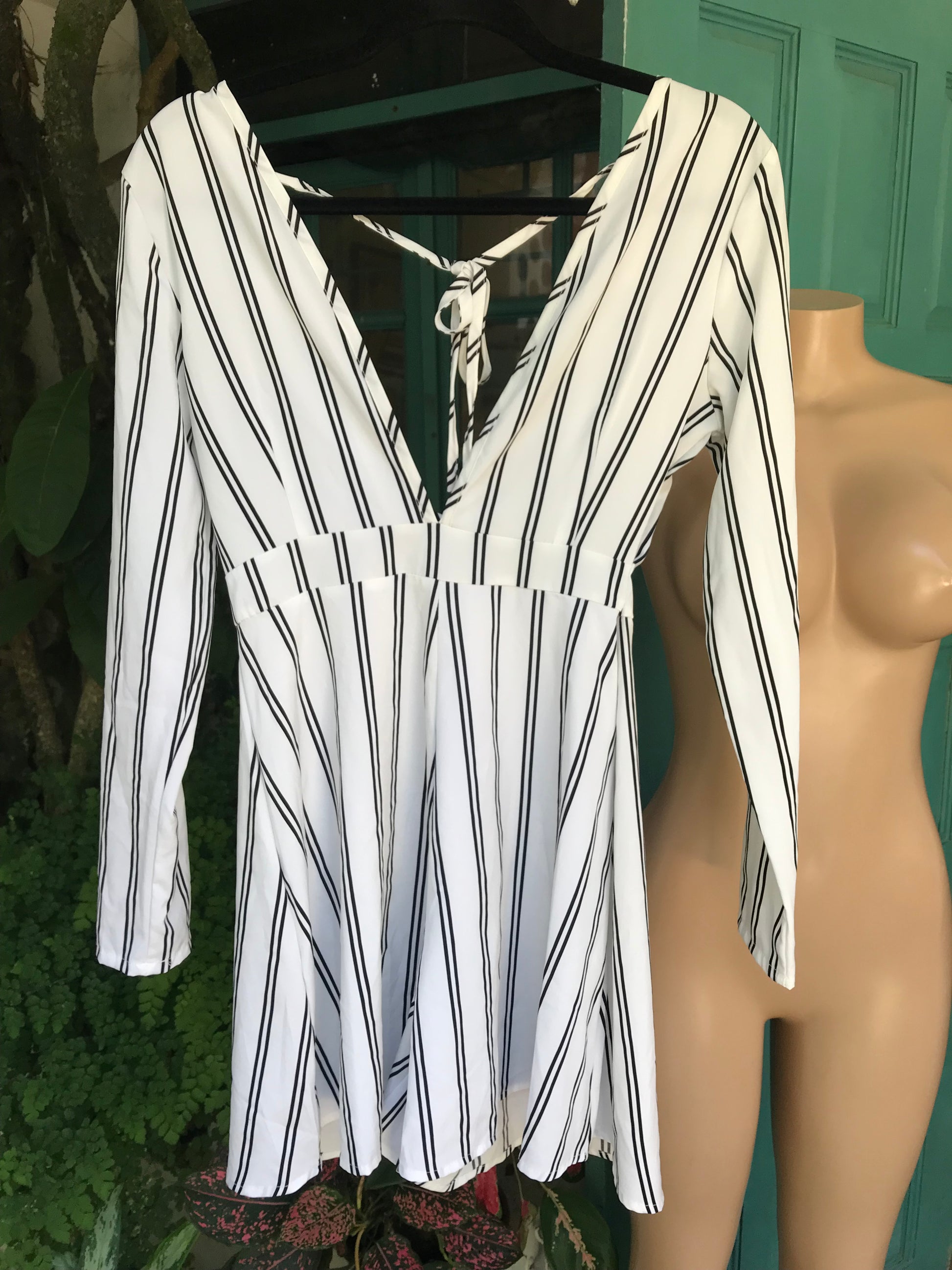 V cut B&W Stripe romper ~~~ s lll