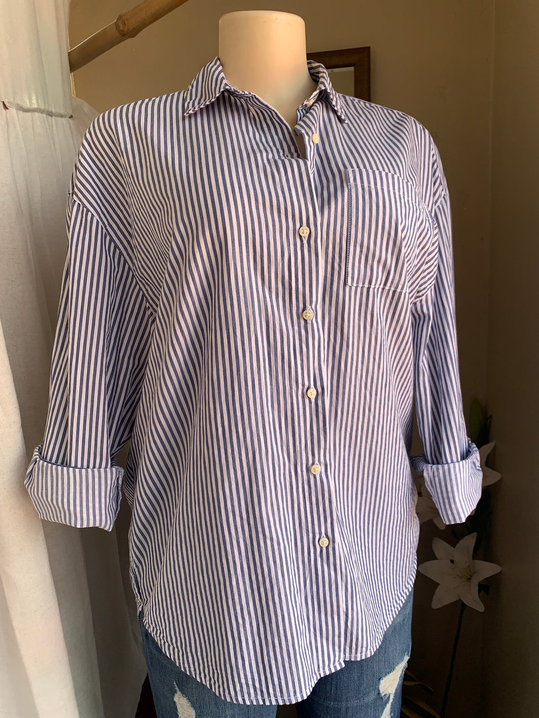 Old navy boyfriend style cotton shirt … fits up to L ,,,