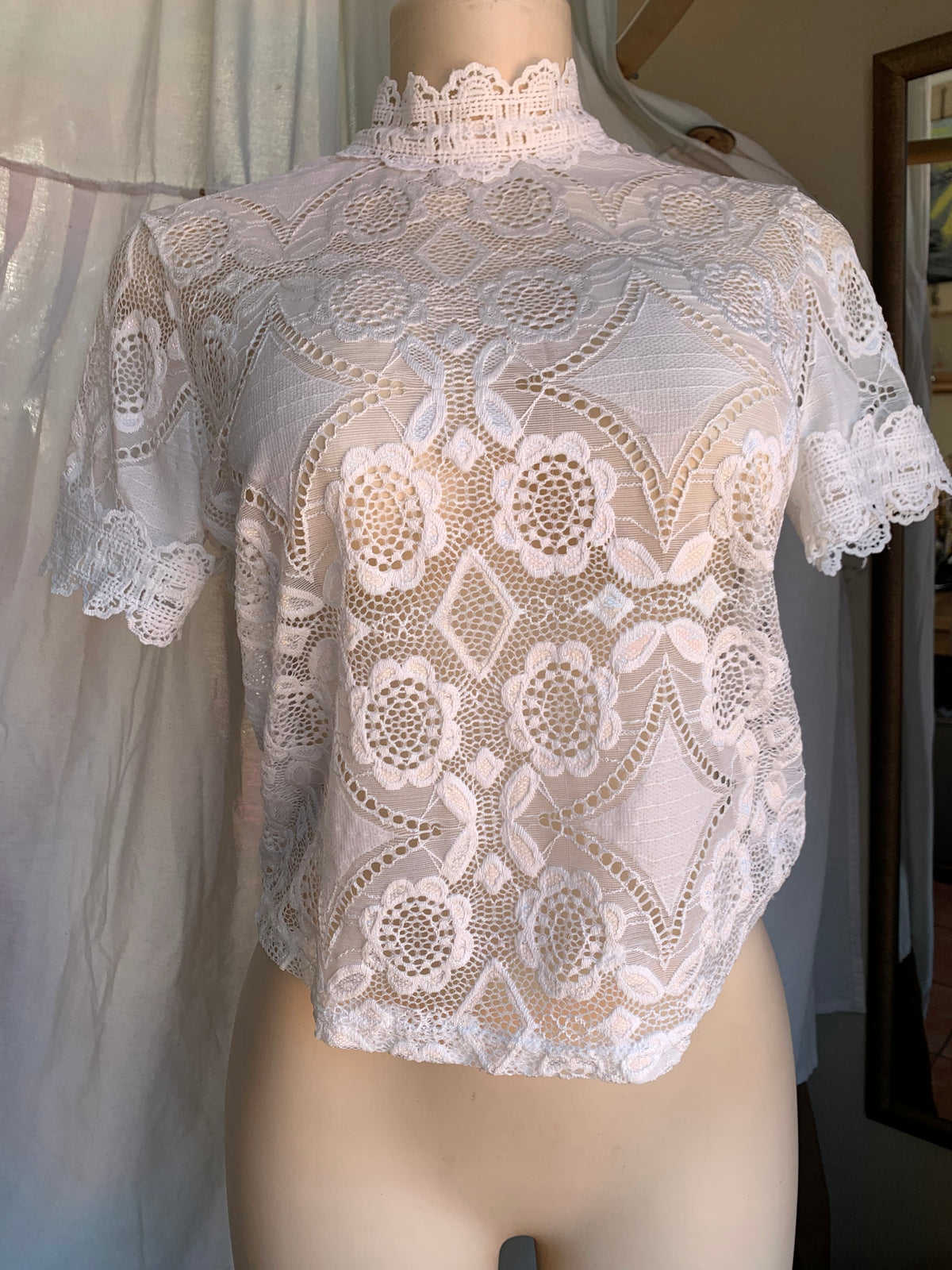 White stretchy lace high neck top … S