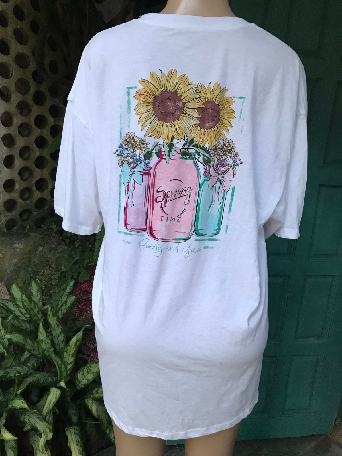 White spring time sunflower back graphic tee... /XL : 2x