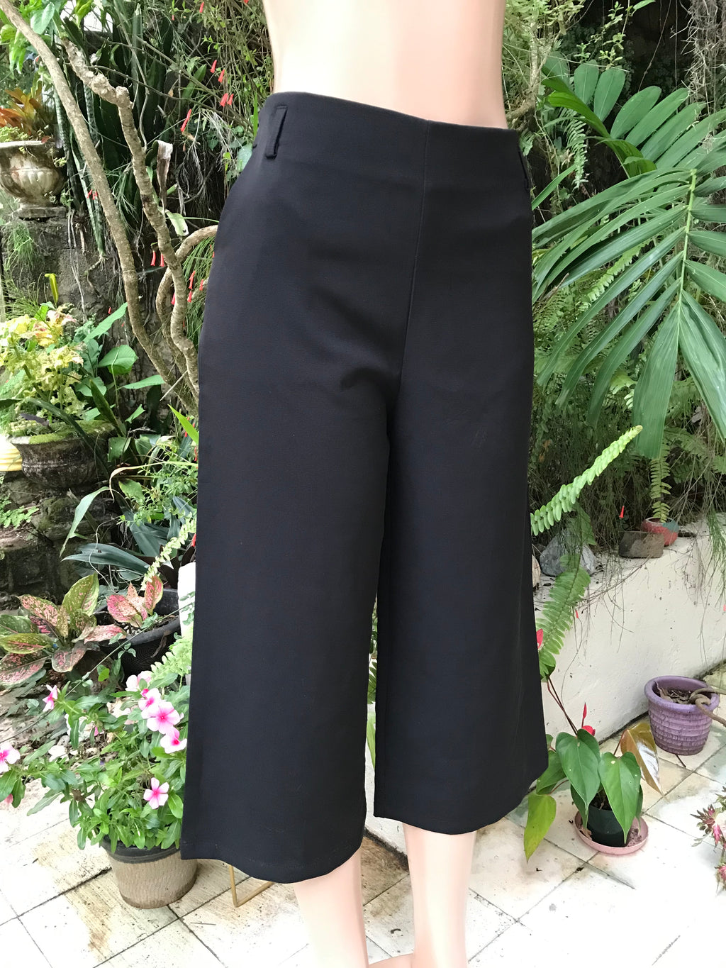 Black wide leg 3/4 trousers ::: M