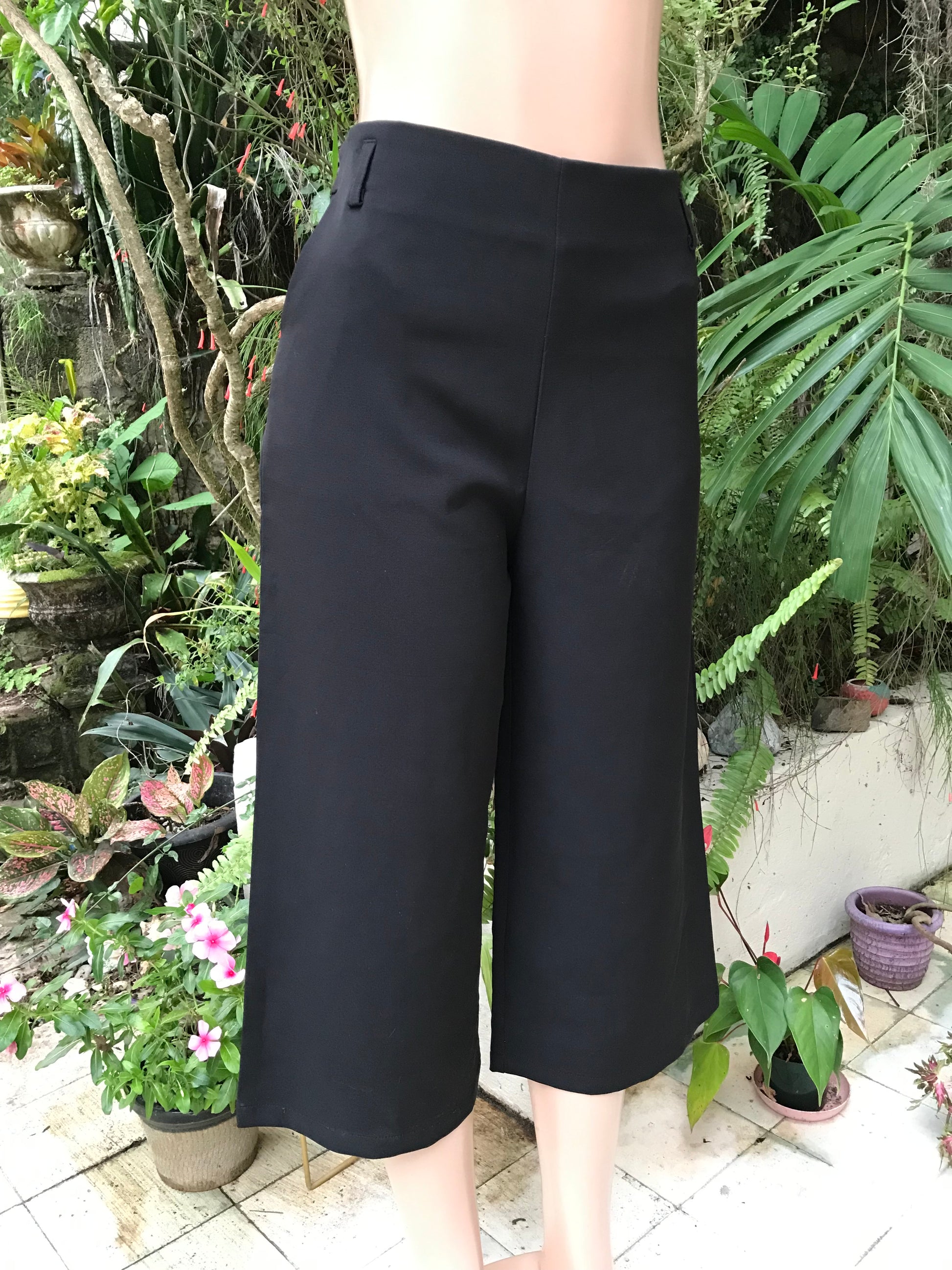 Black wide leg 3/4 trousers ::: M