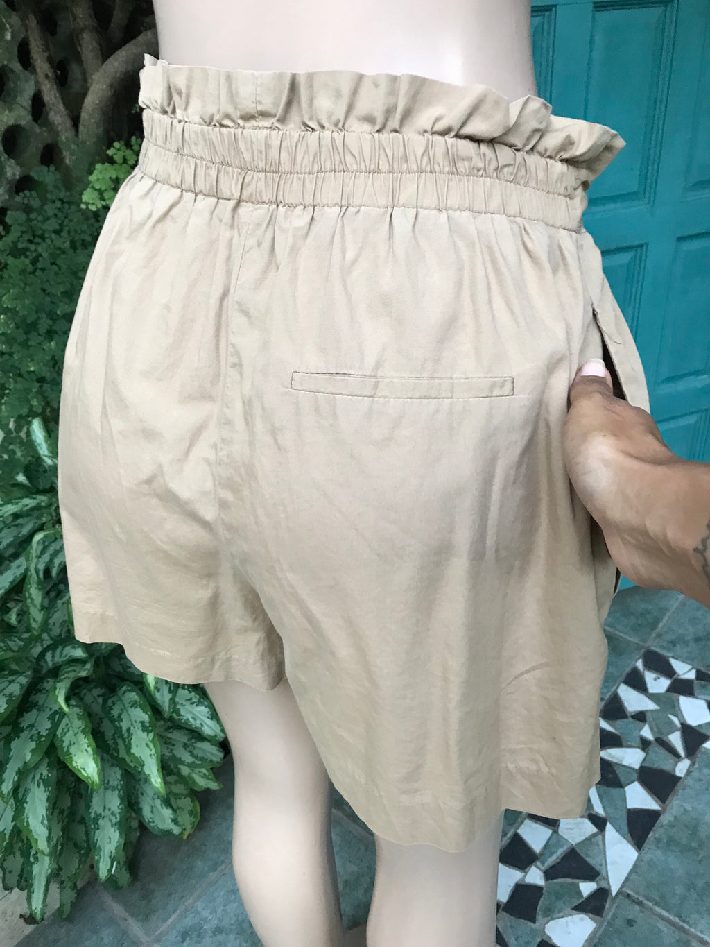 100% Cotton Khaki ruffle top shorts tied with pockets. M ,,,