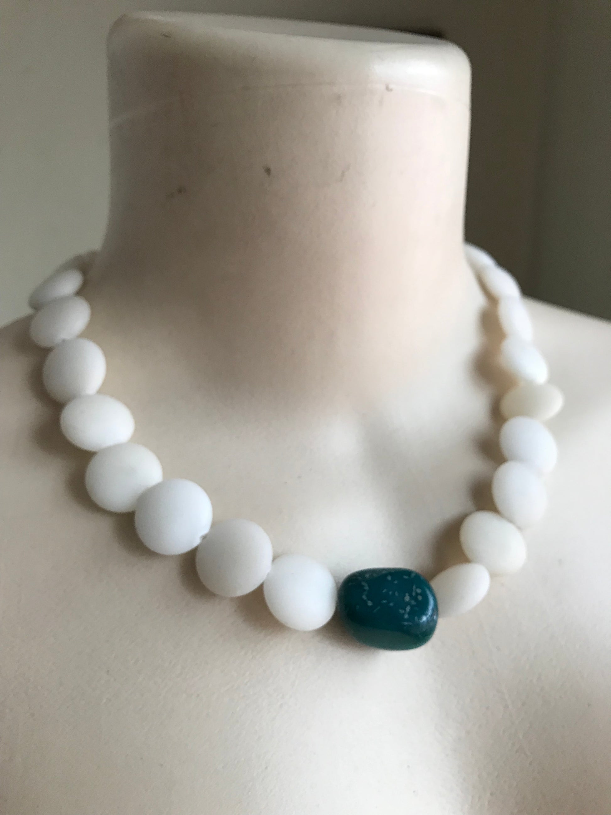 white short stone necklace ***