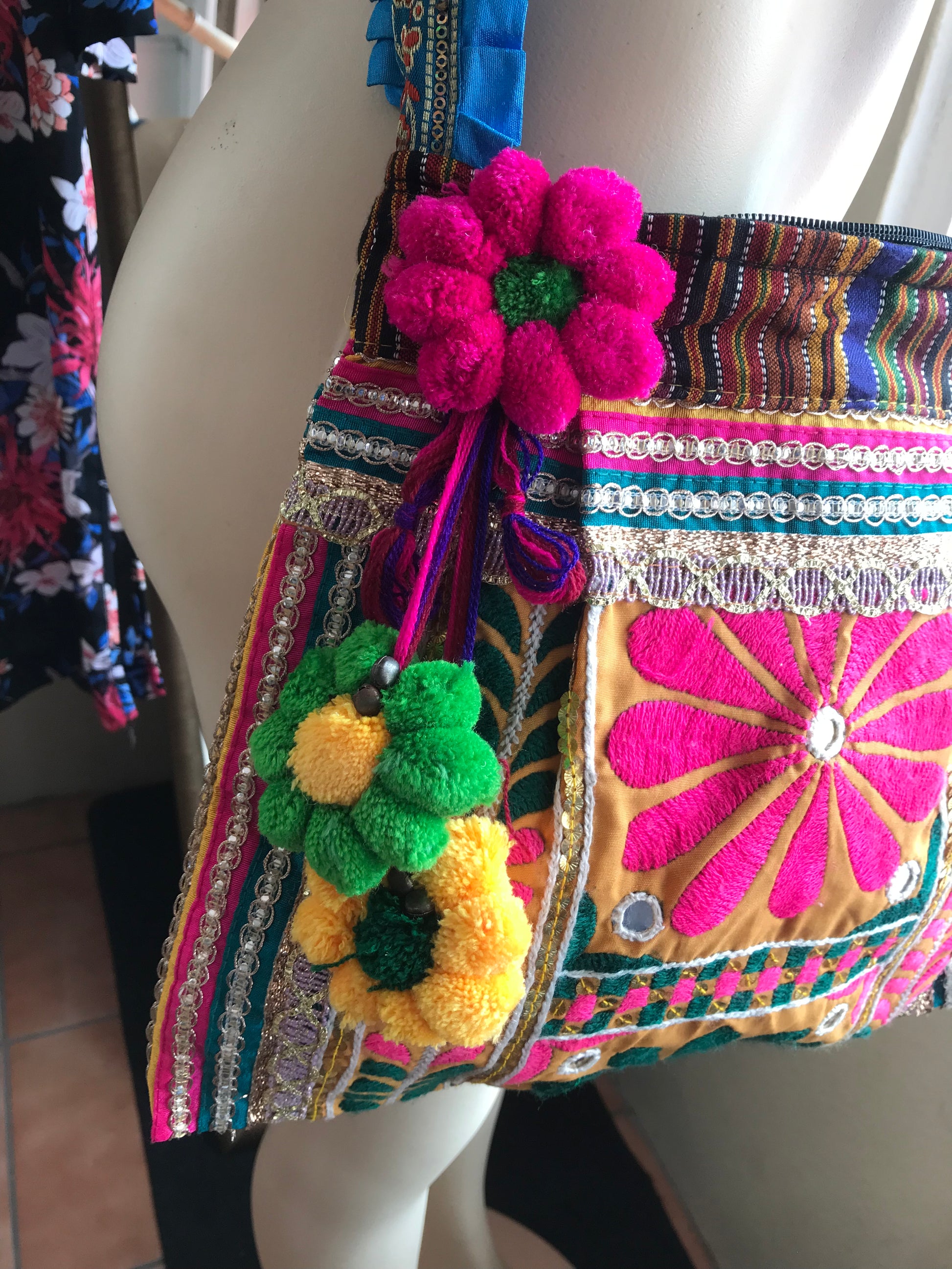Like new boho shoulder bag flowers