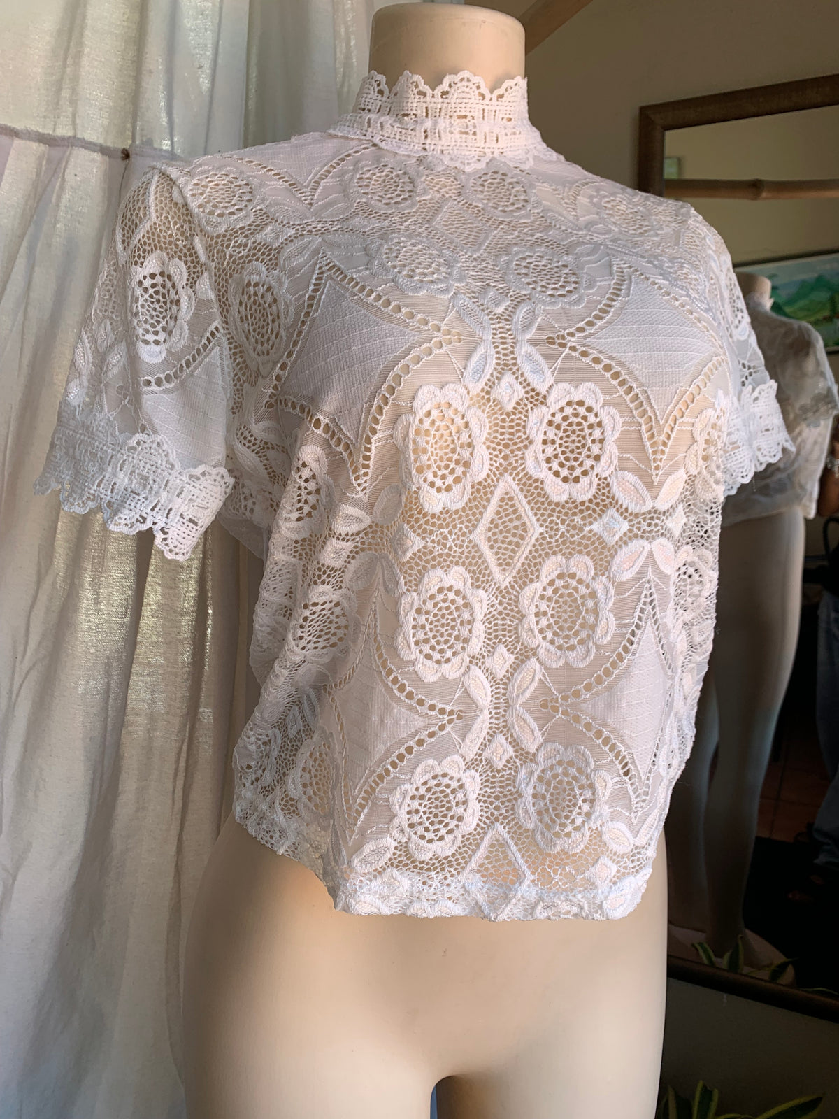 White stretchy lace high neck top … S