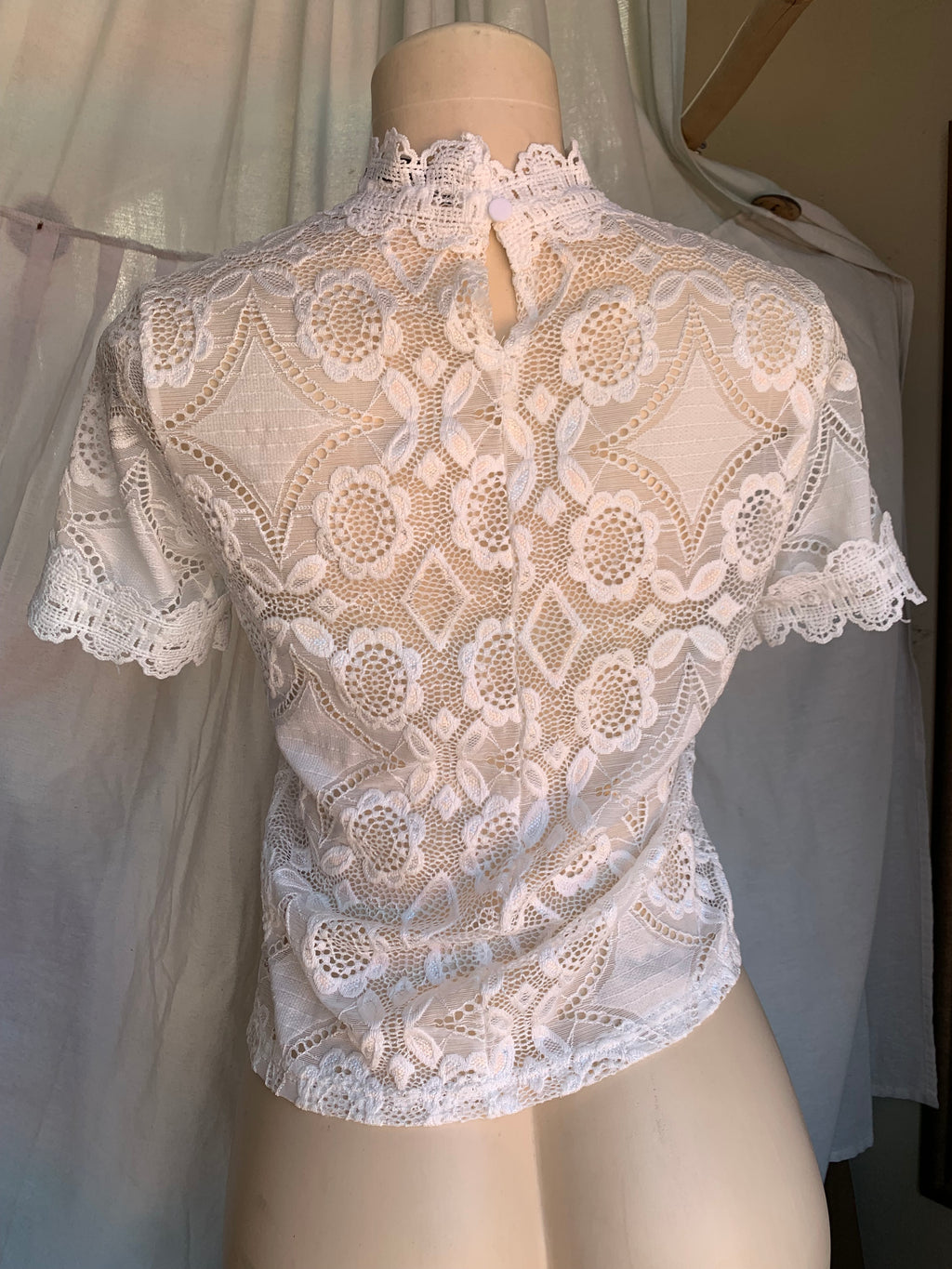 White stretchy lace high neck top … S