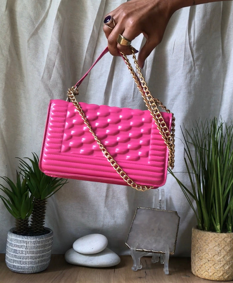 pink quilted hand bag with gold chain ***
