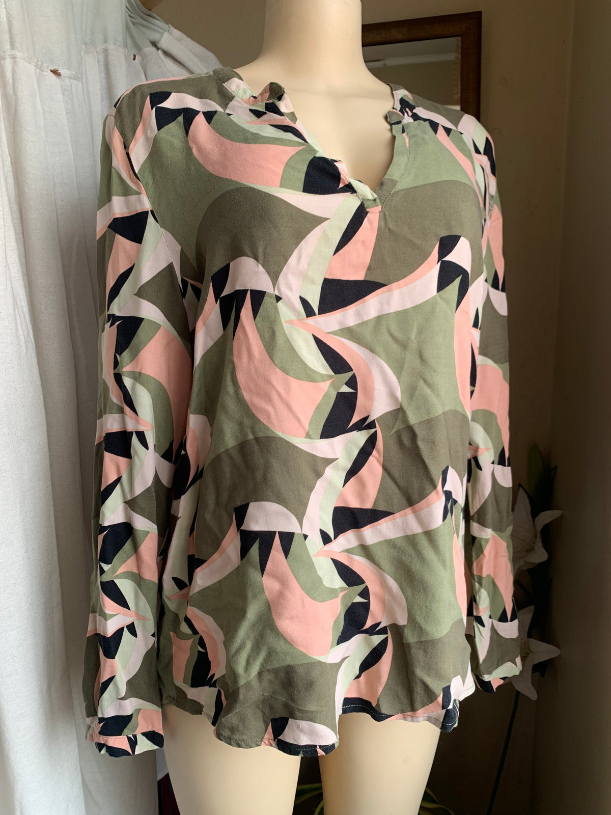 Pink+ Green patterned V neck top … XL
